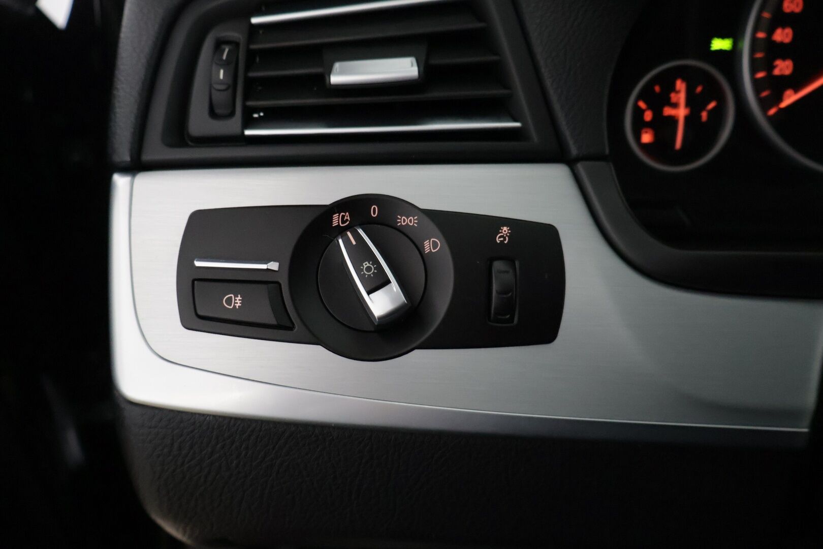 BMW 520 2015 F11 Touring 520d A xDrive Business * LCI / Vetokoukku / P-Tutkat / Vakkari * - * Lämmitettävä Ohjauspyörä / Sähkökontti / Bi-Xenon / Bluetooth *