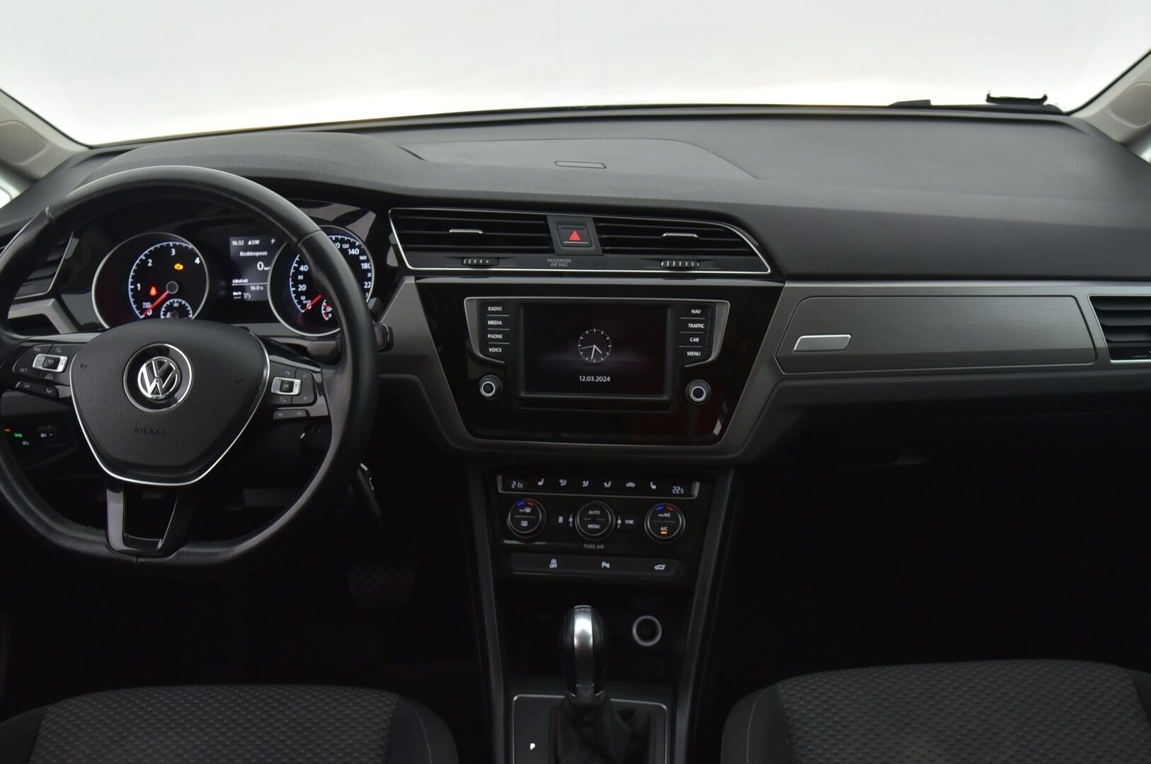 Volkswagen Touran 2016 Trendline 1,6 TDI 81 kW (110 hv) aut. 7-P *ACC / Webasto / Navi / P.Kamera* - 2x Aluvanteet & Renkaat