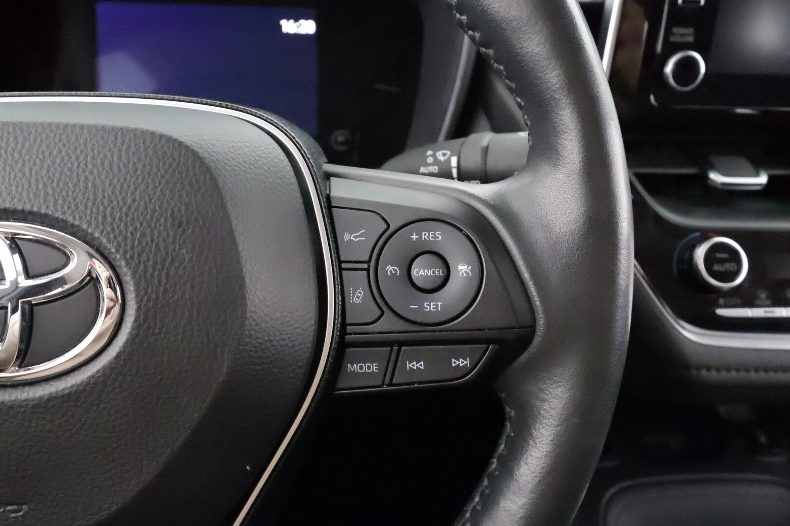 Toyota Corolla 2019 Sedan 1,8 Hybrid Premium * ACC / HUD / P.kamera / LED / Navi / Puolinahat / KeylessGo / Lohkolämmitin * - Suomi-auto / Kahdet renkaat aluvanteilla / Merkkihuollettu - Osta nyt, maksa vasta ensi vuonna