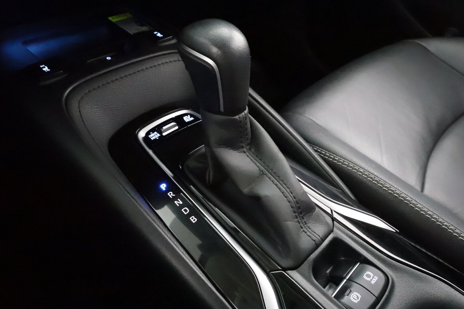 Toyota Corolla 2019 Sedan 1,8 Hybrid Premium * ACC / HUD / P.kamera / LED / Navi / Puolinahat / KeylessGo / Lohkolämmitin * - Suomi-auto / Kahdet renkaat aluvanteilla / Merkkihuollettu - Osta nyt, maksa vasta ensi vuonna