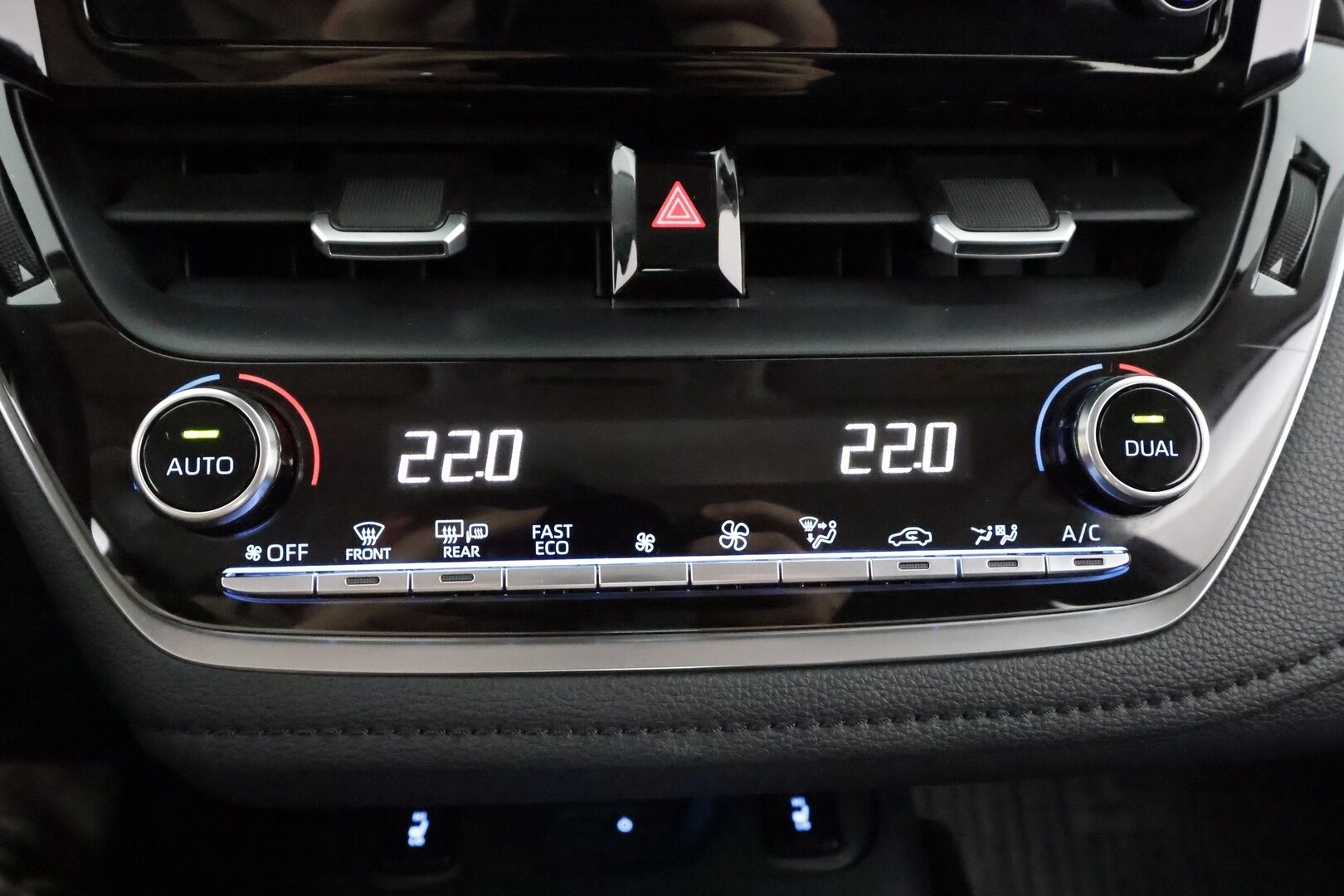 Toyota Corolla 2019 Sedan 1,8 Hybrid Premium * ACC / HUD / P.kamera / LED / Navi / Puolinahat / KeylessGo / Lohkolämmitin * - Suomi-auto / Kahdet renkaat aluvanteilla / Merkkihuollettu - Osta nyt, maksa vasta ensi vuonna