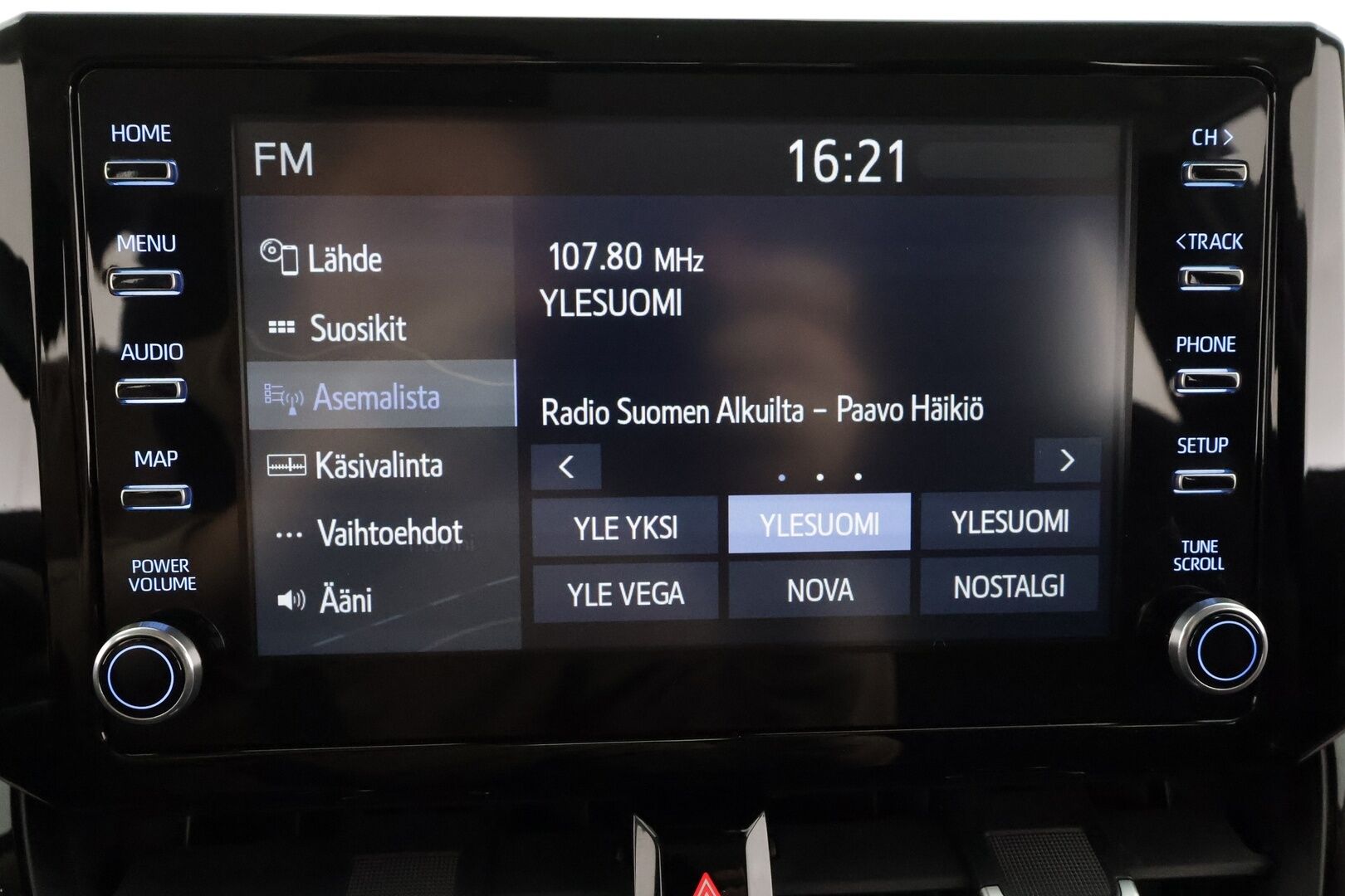 Toyota Corolla 2019 Sedan 1,8 Hybrid Premium * ACC / HUD / P.kamera / LED / Navi / Puolinahat / KeylessGo / Lohkolämmitin * - Suomi-auto / Kahdet renkaat aluvanteilla / Merkkihuollettu - Osta nyt, maksa vasta ensi vuonna