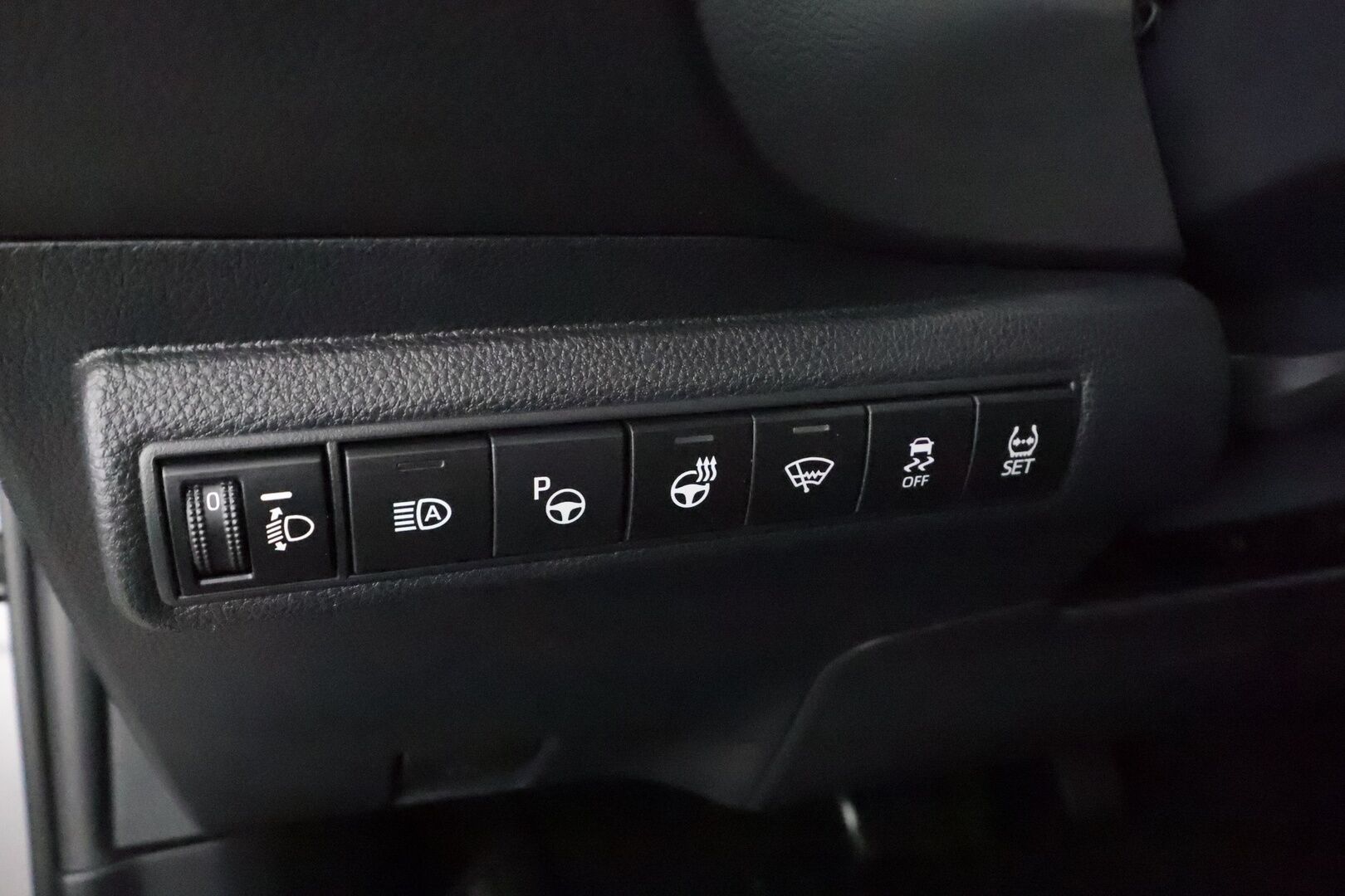 Toyota Corolla 2019 Sedan 1,8 Hybrid Premium * ACC / HUD / P.kamera / LED / Navi / Puolinahat / KeylessGo / Lohkolämmitin * - Suomi-auto / Kahdet renkaat aluvanteilla / Merkkihuollettu - Osta nyt, maksa vasta ensi vuonna