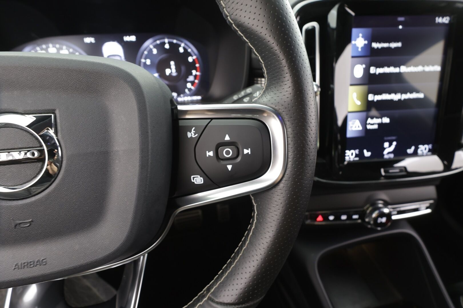 Volvo XC40 2020 T3 R-Design aut - | ACC | Koukku | Webasto | Nahka-alcantara | Sporttipenkit | Akt. kaarrevalot | Pilot assist | Keyless | 1-om suomiauto | Merkkihuollot | 