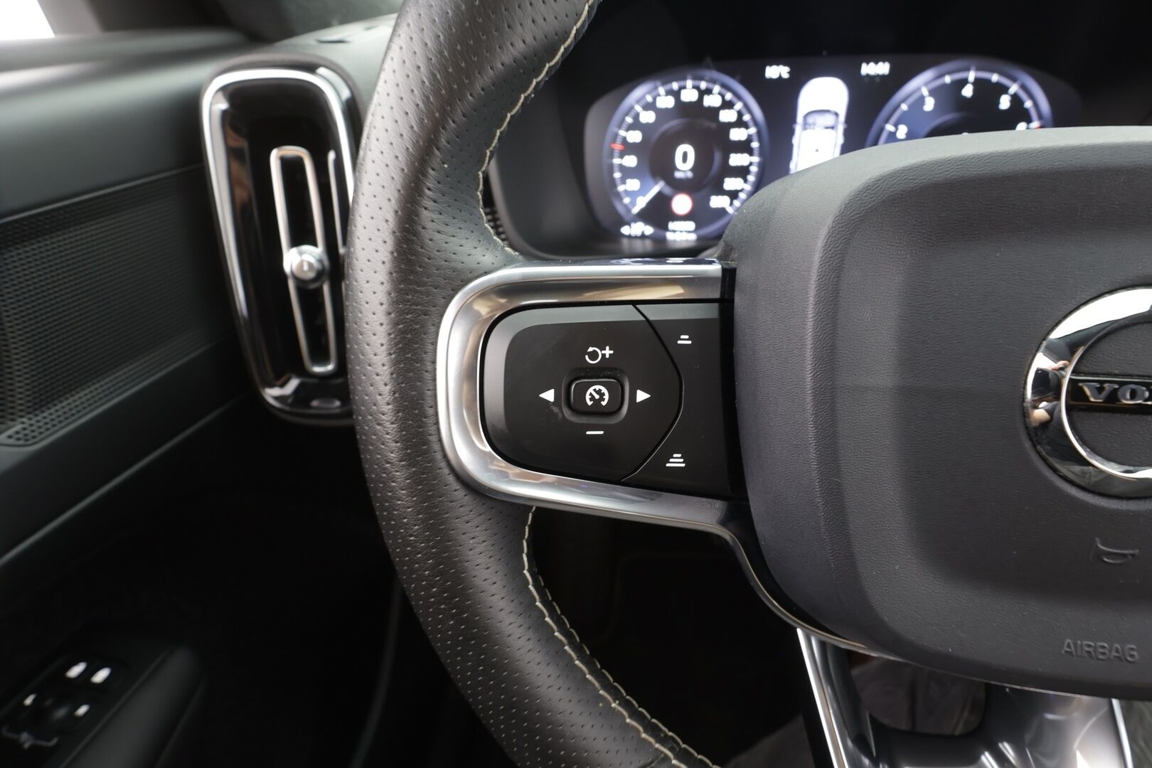 Volvo XC40 2020 T3 R-Design aut - | ACC | Koukku | Webasto | Nahka-alcantara | Sporttipenkit | Akt. kaarrevalot | Pilot assist | Keyless | 1-om suomiauto | Merkkihuollot | 