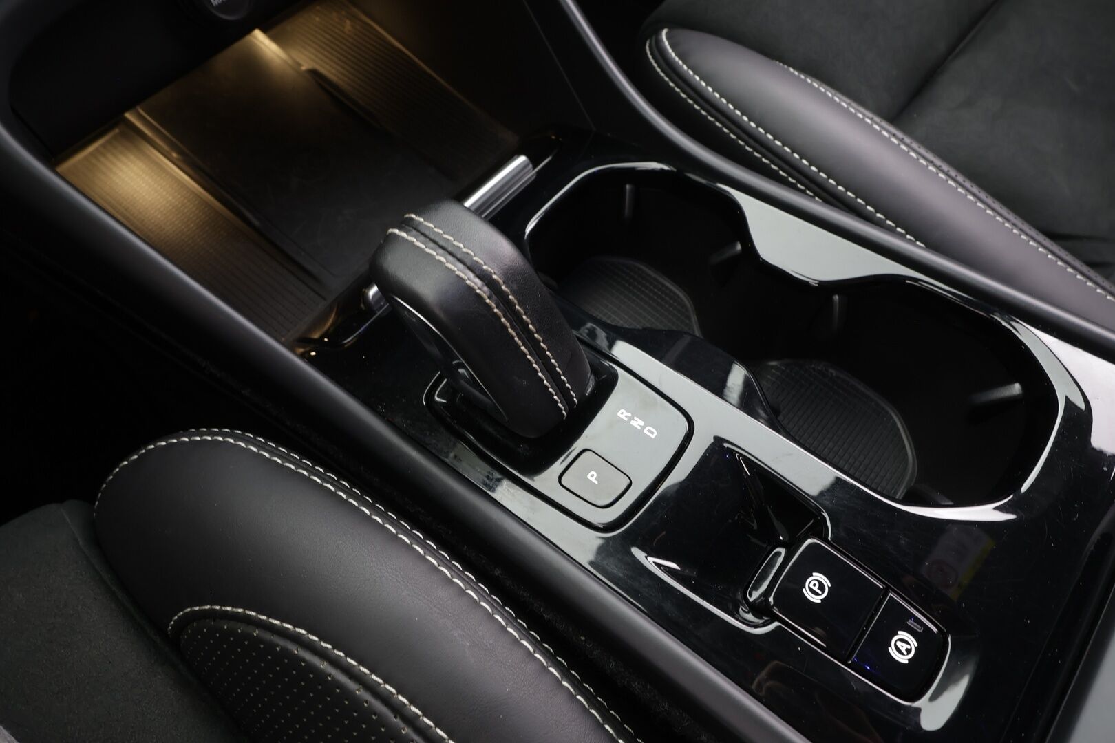 Volvo XC40 2020 T3 R-Design aut - | ACC | Koukku | Webasto | Nahka-alcantara | Sporttipenkit | Akt. kaarrevalot | Pilot assist | Keyless | 1-om suomiauto | Merkkihuollot | 