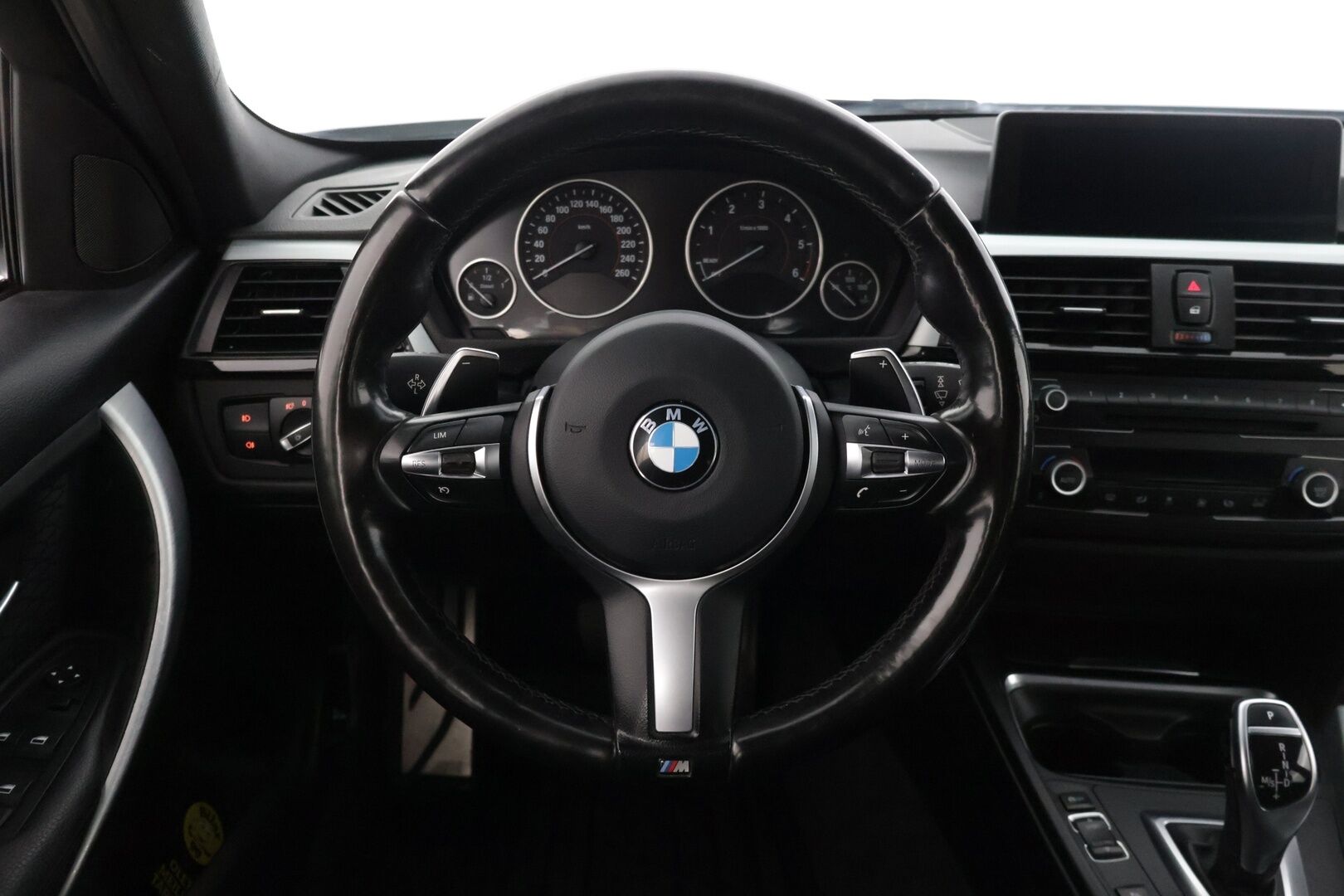 BMW 320 2015 xDrive F31 M-Sport * Hifit / Prof. Navi / Kamera / Koukku / Lohkolämmitin / Vakkari * - * Erittäin siistissä kunnossa oleva BMW M-Sport ulkonäkö paketilla! *