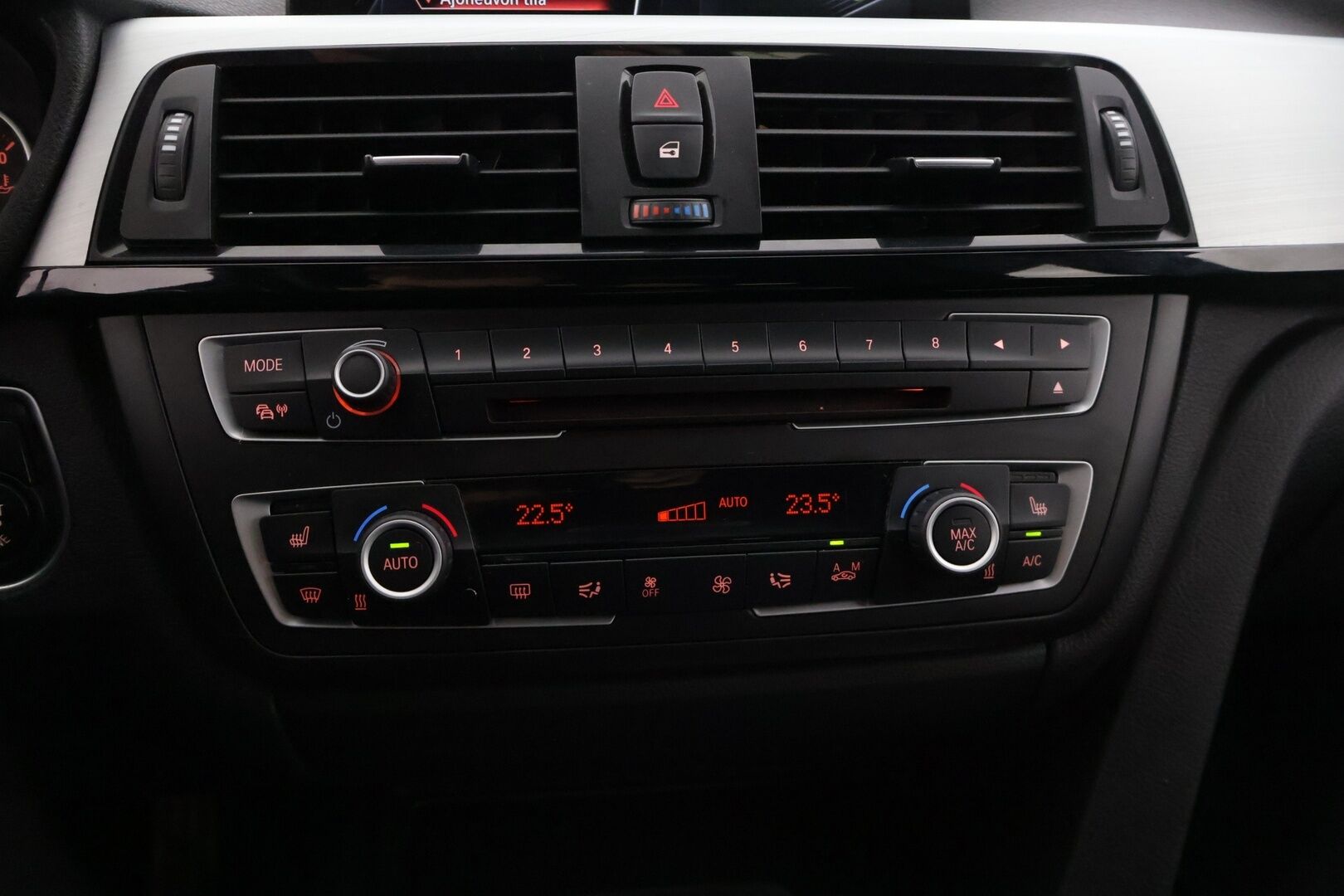 BMW 320 2015 xDrive F31 M-Sport * Hifit / Prof. Navi / Kamera / Koukku / Lohkolämmitin / Vakkari * - * Erittäin siistissä kunnossa oleva BMW M-Sport ulkonäkö paketilla! *