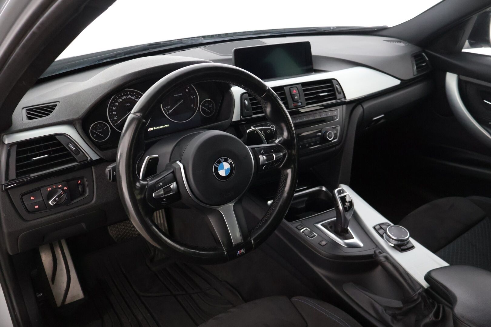 BMW 320 2015 xDrive F31 M-Sport * Hifit / Prof. Navi / Kamera / Koukku / Lohkolämmitin / Vakkari * - * Erittäin siistissä kunnossa oleva BMW M-Sport ulkonäkö paketilla! *