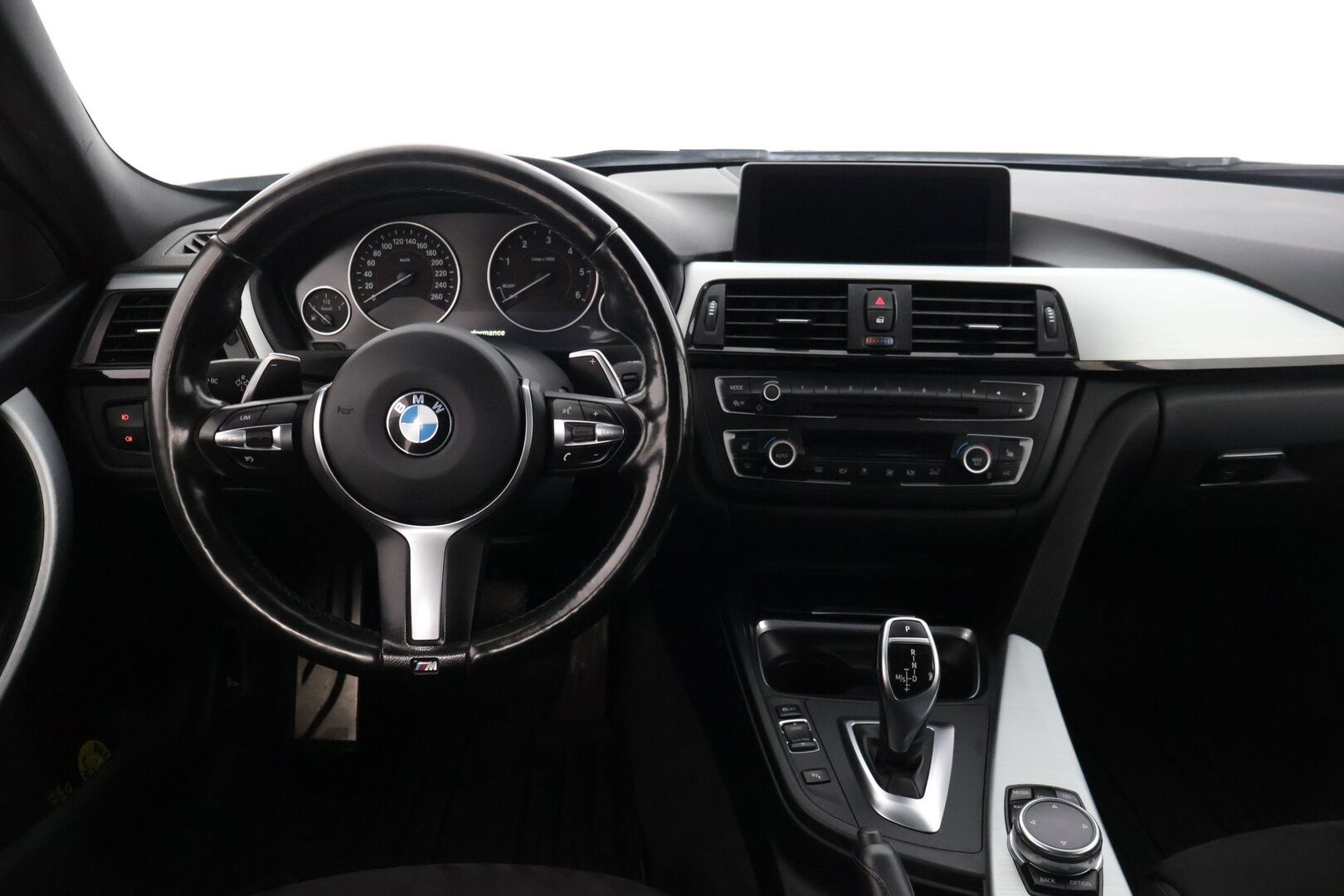 BMW 320 2015 xDrive F31 M-Sport * Hifit / Prof. Navi / Kamera / Koukku / Lohkolämmitin / Vakkari * - * Erittäin siistissä kunnossa oleva BMW M-Sport ulkonäkö paketilla! *