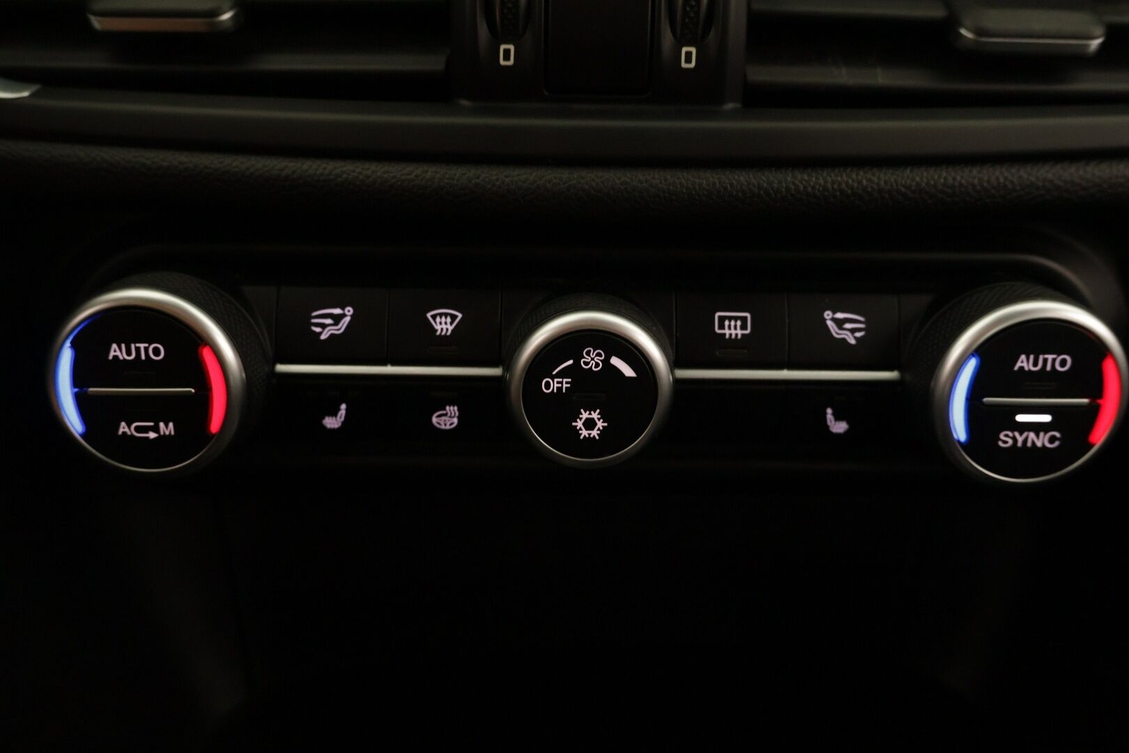Alfa Romeo Giulia 2017 2,2 Diesel 180hp MT6 Super - | Vakkari | Sähköpenkit muistilla | Manuaali | Huippu hieno |
