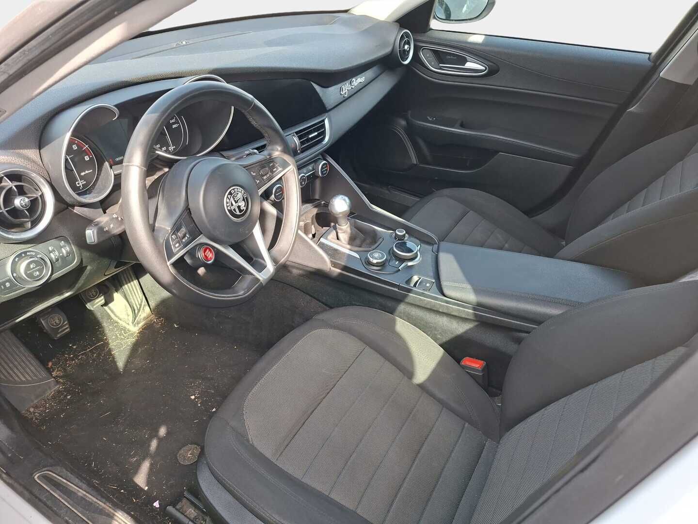 Alfa Romeo Giulia 2017 2,2 Diesel 180hp MT6 Super - | Vakkari | Sähköpenkit muistilla | Manuaali | Huippu hieno |