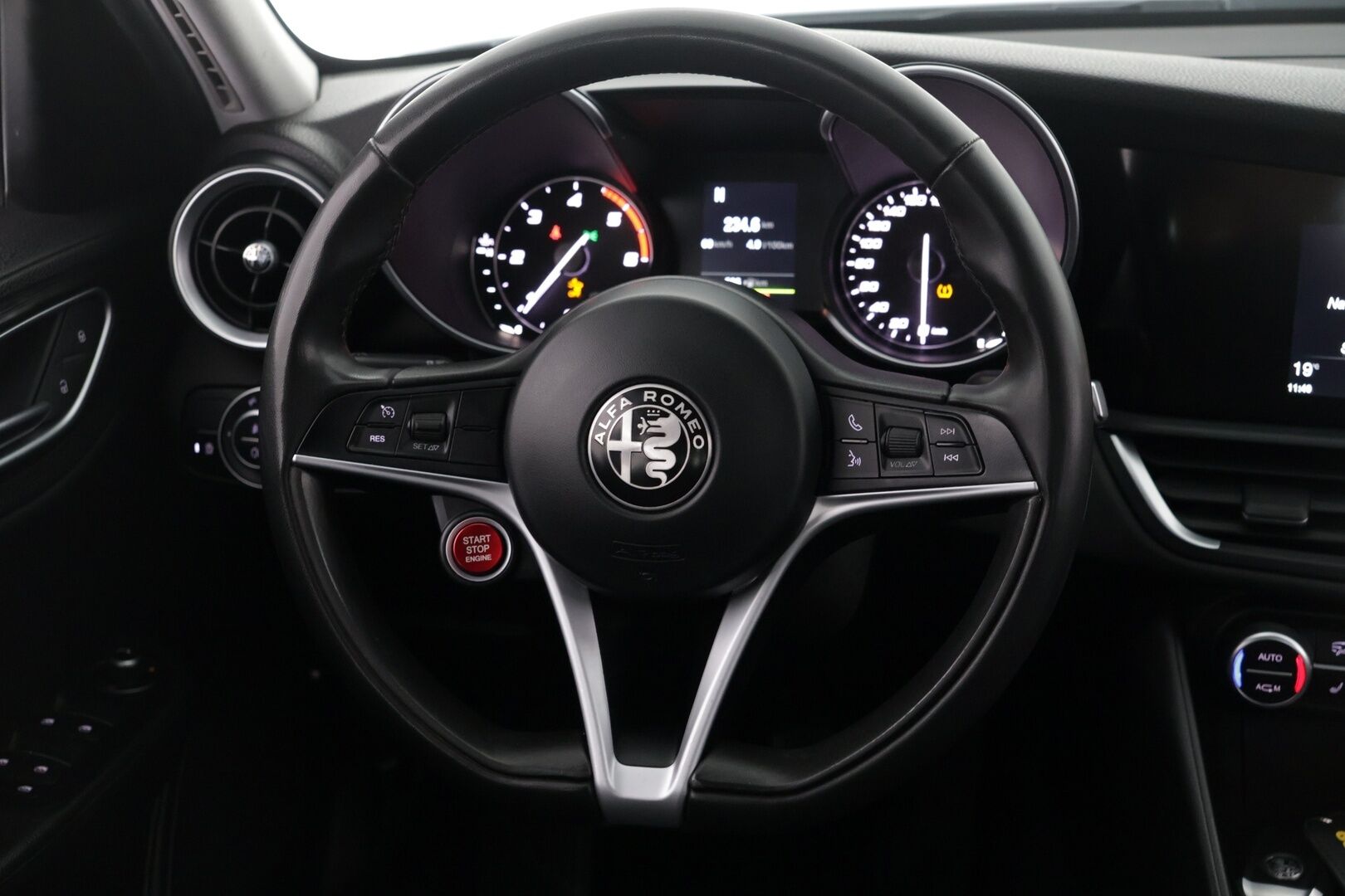 Alfa Romeo Giulia 2017 2,2 Diesel 180hp MT6 Super - | Vakkari | Sähköpenkit muistilla | Manuaali | Huippu hieno |