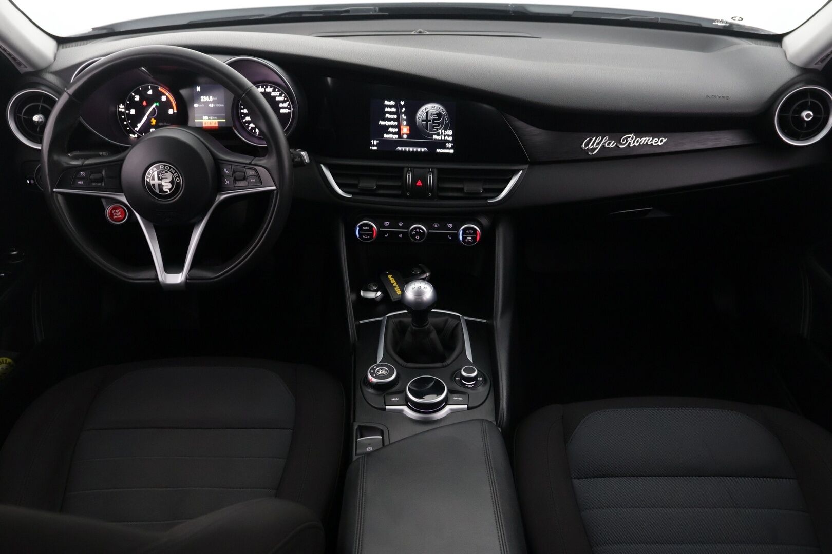 Alfa Romeo Giulia 2017 2,2 Diesel 180hp MT6 Super - | Vakkari | Sähköpenkit muistilla | Manuaali | Huippu hieno |