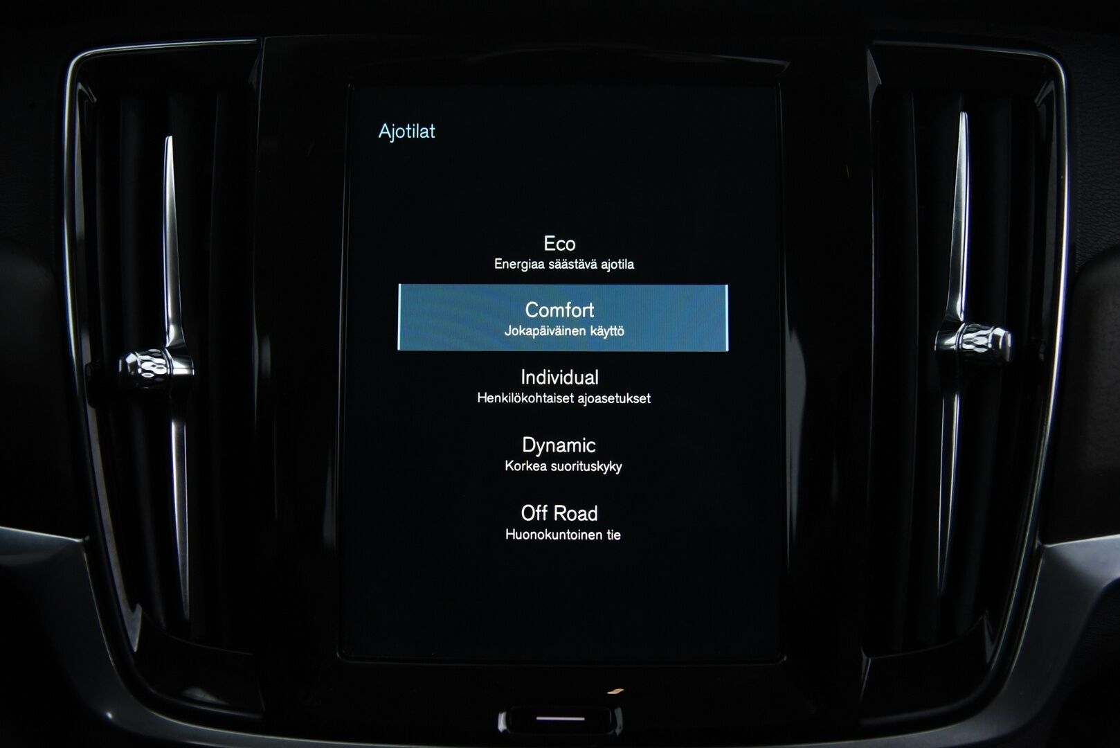 Volvo V90 Cross Country 2019 D4 AWD Plus // Suomi-Auto / Adapt.Vak / Webasto / NAVI / Keyless / Vetokoukku / Sähkökontti / Active-LED - Erinomaisesti pidetty Suomi-Volvo! - HULLUT VÄLIPÄIVÄT KORKOTARJOUS 2,49%