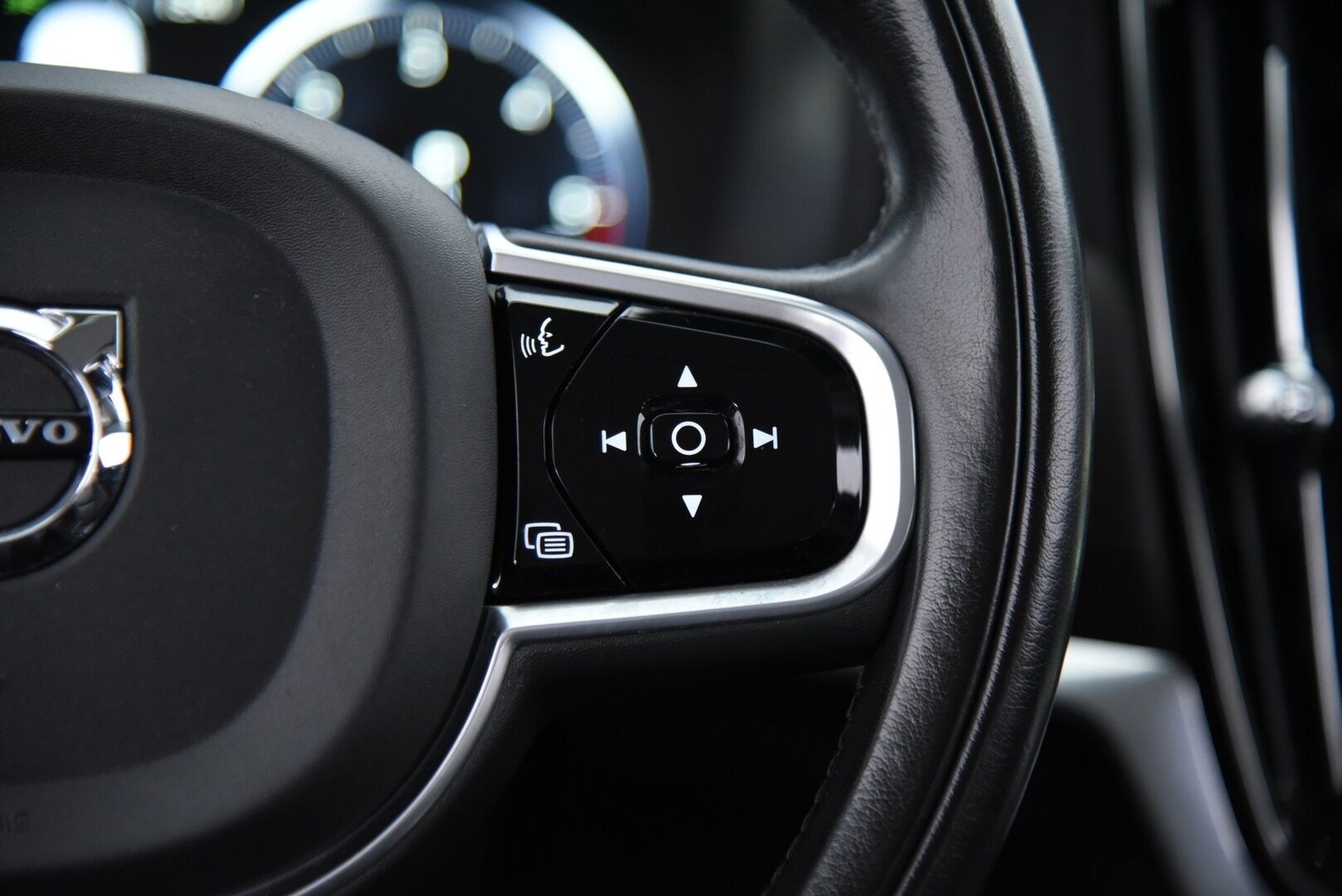 Volvo V90 Cross Country 2020 D4 AWD Plus // Suomi-Auto / Adapt.Vak / Webasto / NAVI / Keyless / Vetokoukku / Sähkökontti / Active-LED - Erinomaisesti pidetty Suomi-Volvo!