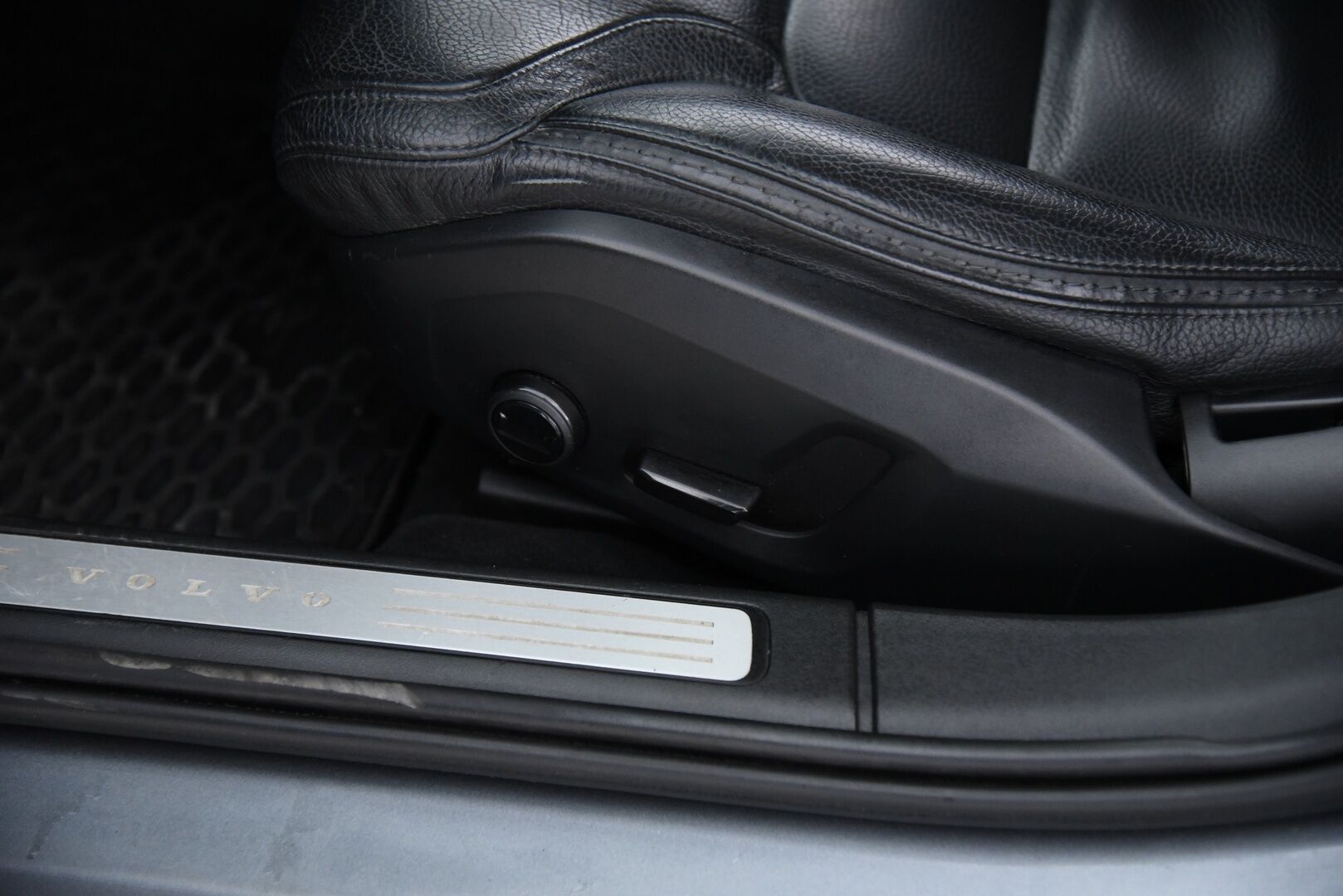 Volvo V90 Cross Country 2020 D4 AWD Plus // Suomi-Auto / Adapt.Vak / Webasto / NAVI / Keyless / Vetokoukku / Sähkökontti / Active-LED - Erinomaisesti pidetty Suomi-Volvo!