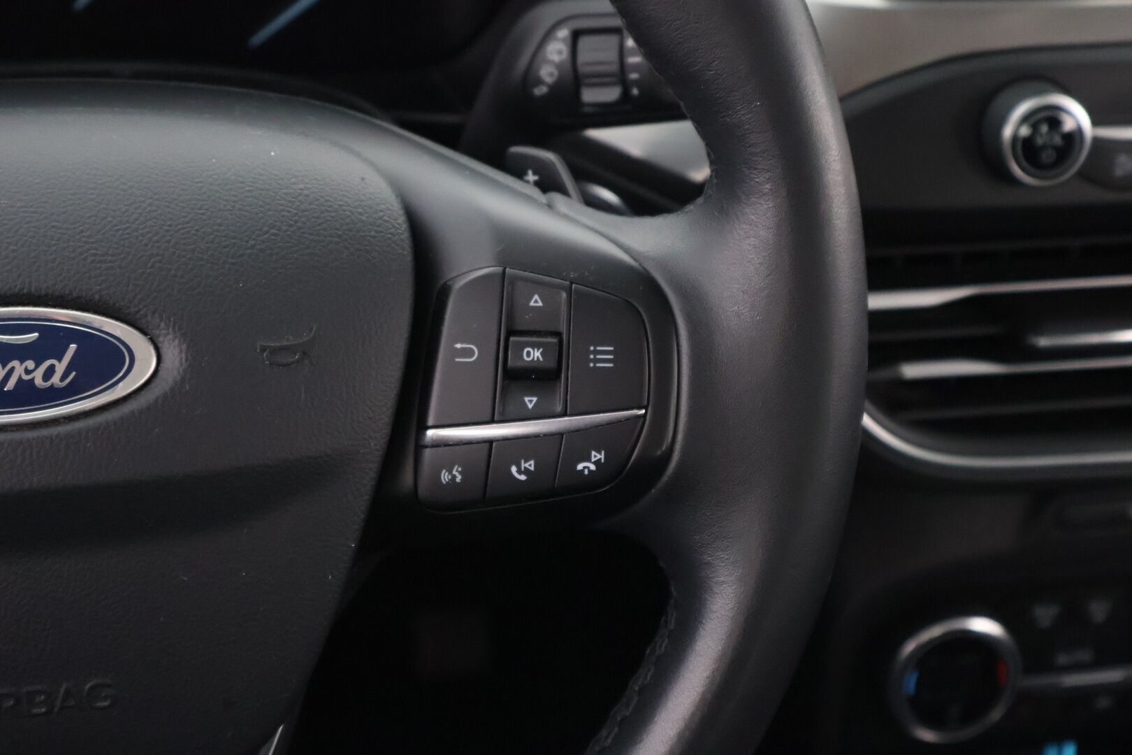 Ford Focus 2019 2,0 TDCi EcoBlue 150hv A8 Titanium Wagon * Webasto / Vetokoukku / Lämmitettävä tuulilasi / Apple&Android - Suomiauto / Jakopää tehty / 2x Fiksut renkaat! - HULLUT VÄLIPÄIVÄT KORKOTARJOUS 2,49%