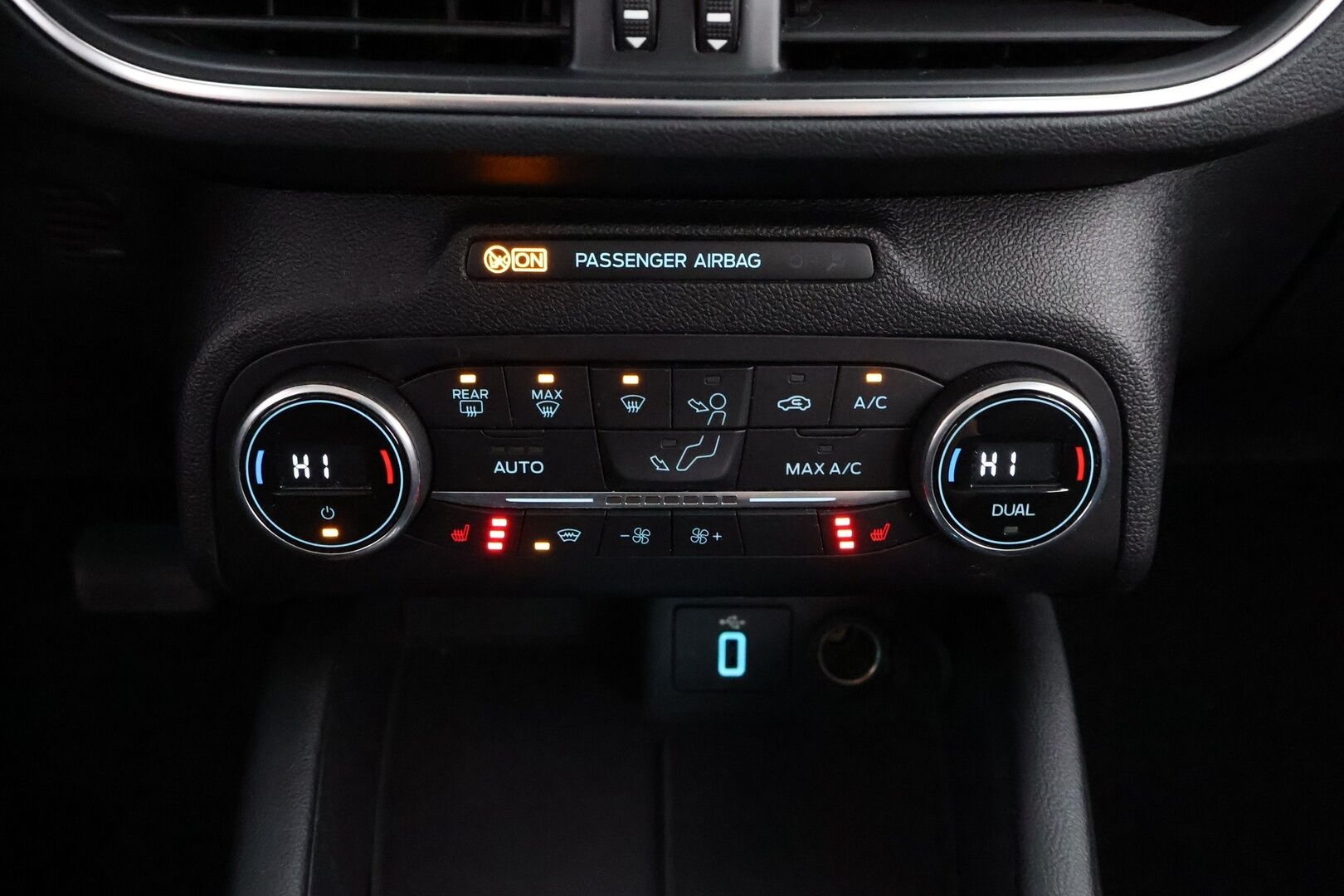 Ford Focus 2019 2,0 TDCi EcoBlue 150hv A8 Titanium Wagon * Webasto / Vetokoukku / Lämmitettävä tuulilasi / Apple&Android - Suomiauto / Jakopää tehty / 2x Fiksut renkaat! - Osta nyt, maksa vasta ensi vuonna