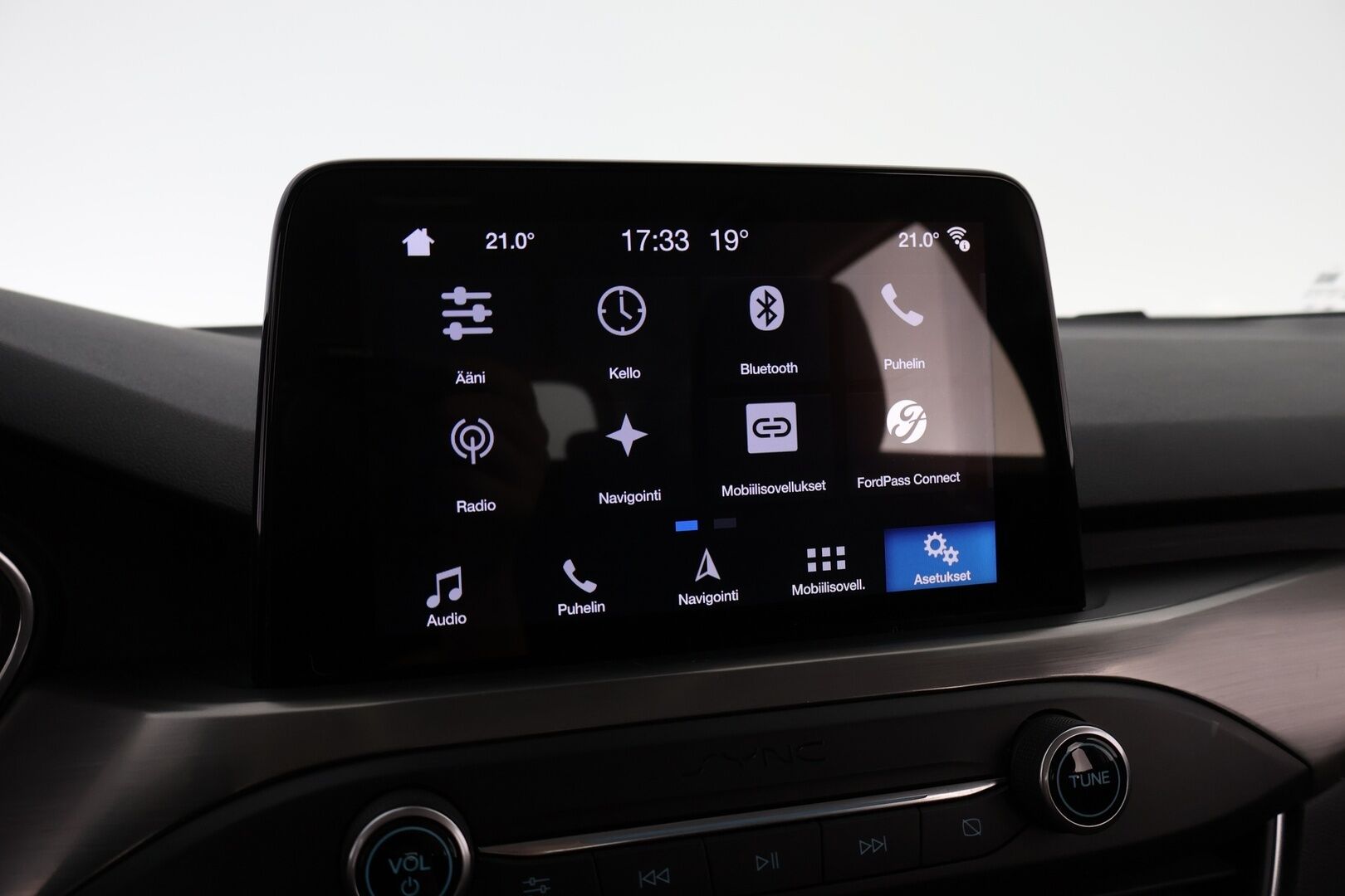 Ford Focus 2019 2,0 TDCi EcoBlue 150hv A8 Titanium Wagon * Webasto / Vetokoukku / Lämmitettävä tuulilasi / Apple&Android - Suomiauto / Jakopää tehty / 2x Fiksut renkaat! - HULLUT VÄLIPÄIVÄT KORKOTARJOUS 2,49%