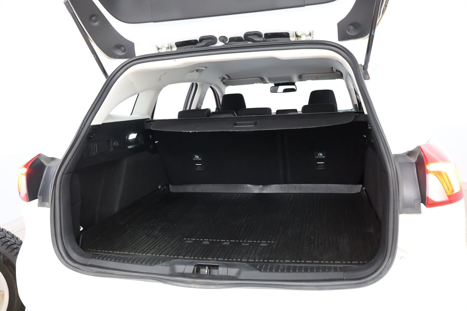 Ford Focus 2019 2,0 TDCi EcoBlue 150hv A8 Titanium Wagon * Webasto / Vetokoukku / Lämmitettävä tuulilasi / Apple&Android - Suomiauto / Jakopää tehty / 2x Fiksut renkaat! - Osta nyt, maksa vasta ensi vuonna