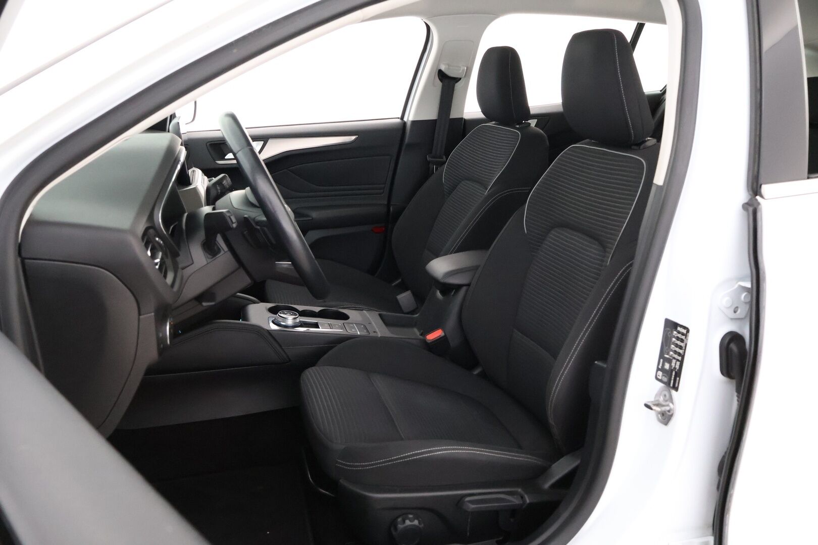 Ford Focus 2019 2,0 TDCi EcoBlue 150hv A8 Titanium Wagon * Webasto / Vetokoukku / Lämmitettävä tuulilasi / Apple&Android - Suomiauto / Jakopää tehty / 2x Fiksut renkaat! - Osta nyt, maksa vasta ensi vuonna