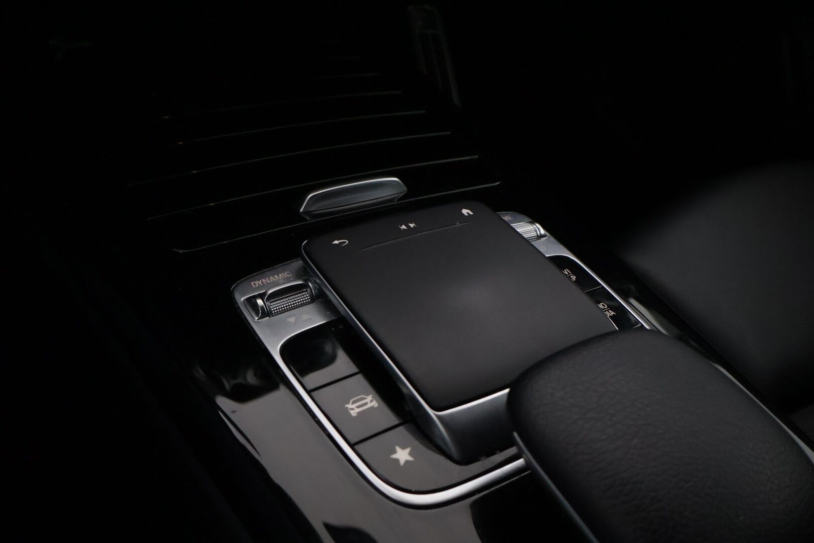 Mercedes-Benz A 2019 200 A sedan Launch Edition Style *Lohko / Carplay / P-Kamera / Led High Performance / Sporttipenkit* - Todella siisti kuntoinen / Kahdet hyvät renkaat! 