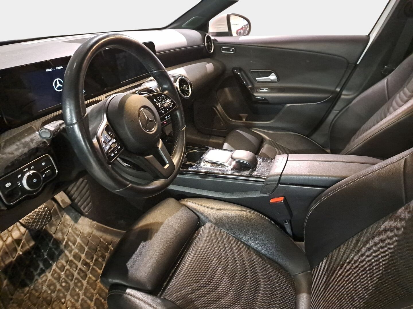 Mercedes-Benz A 2019 200 A sedan Launch Edition Style *Lohko / Carplay / P-Kamera / Led High Performance / Sporttipenkit* - Todella siisti kuntoinen / Kahdet hyvät renkaat! 