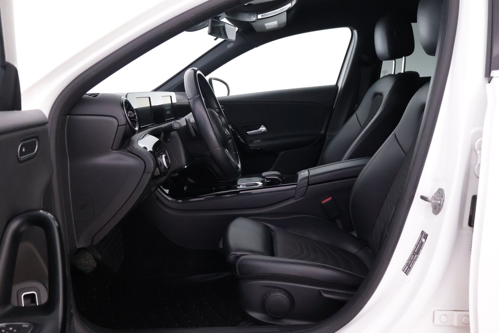 Mercedes-Benz A 2019 200 A sedan Launch Edition Style *Lohko / Carplay / P-Kamera / Led High Performance / Sporttipenkit* - Todella siisti kuntoinen / Kahdet hyvät renkaat! 