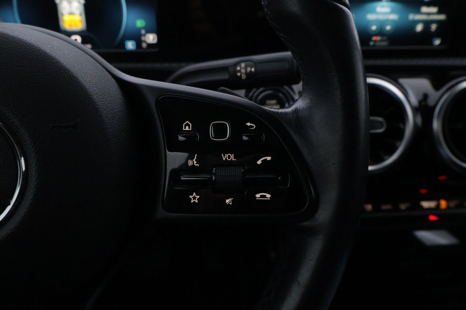 Mercedes-Benz A 2019 200 A sedan Launch Edition Style *Lohko / Carplay / P-Kamera / Led High Performance / Sporttipenkit* - Todella siisti kuntoinen / Kahdet hyvät renkaat! 