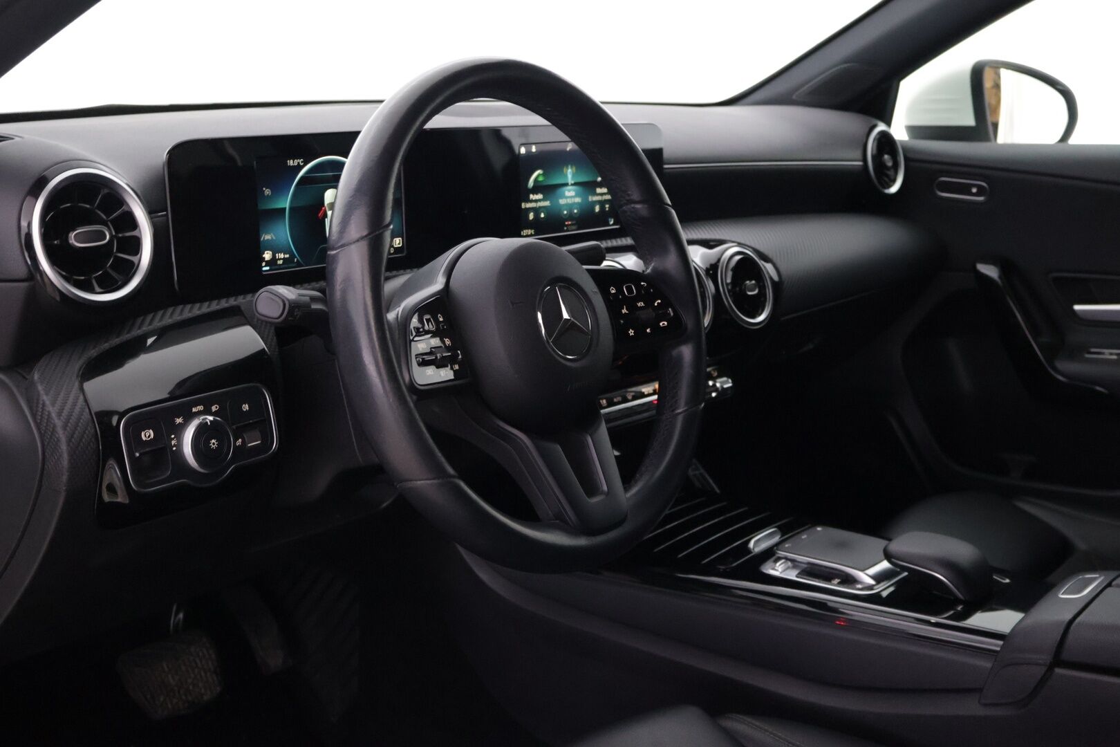 Mercedes-Benz A 2019 200 A sedan Launch Edition Style *Lohko / Carplay / P-Kamera / Led High Performance / Sporttipenkit* - Todella siisti kuntoinen / Kahdet hyvät renkaat! 