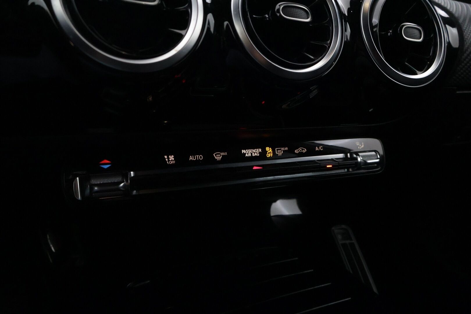Mercedes-Benz A 2019 200 A sedan Launch Edition Style *Lohko / Carplay / P-Kamera / Led High Performance / Sporttipenkit* - Todella siisti kuntoinen / Kahdet hyvät renkaat! 