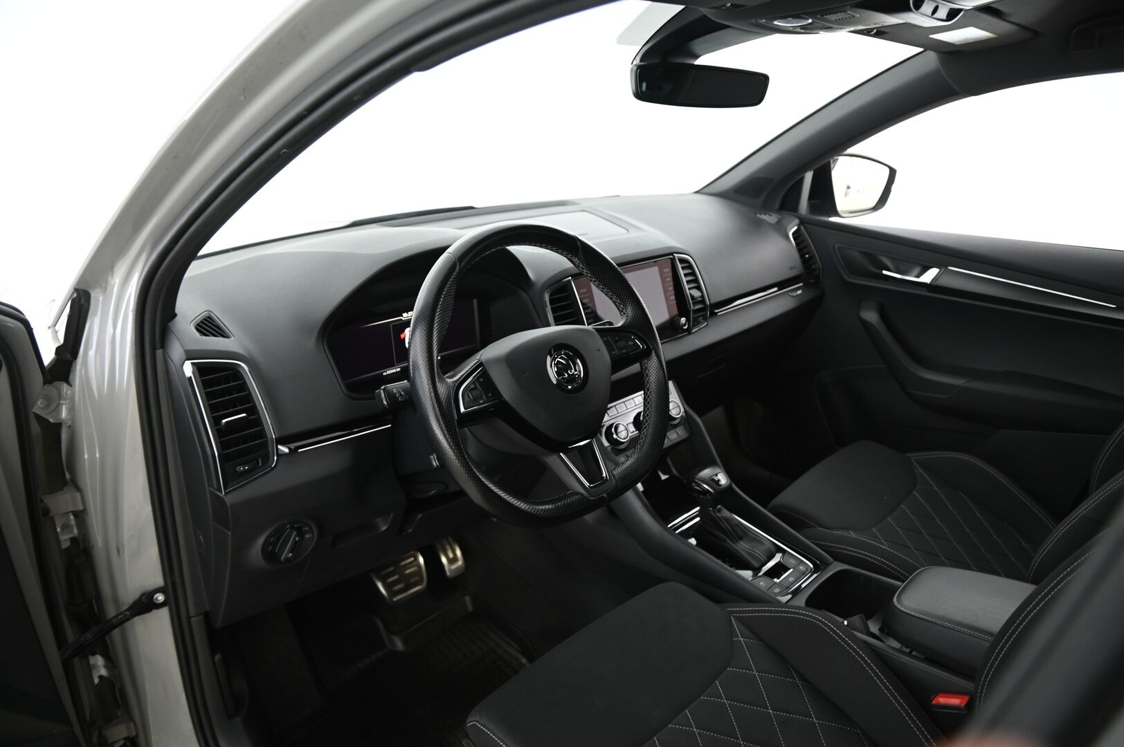 Skoda Karoq 2019 2,0 TSI 4x4 SportLine DSG Autom. **Webasto / ACC / BLIS / Kamera / Koukku / S-Luukku / Sporttipenkit** - Puskurin alle taittuva koukku / SmartLink / Suomiauto