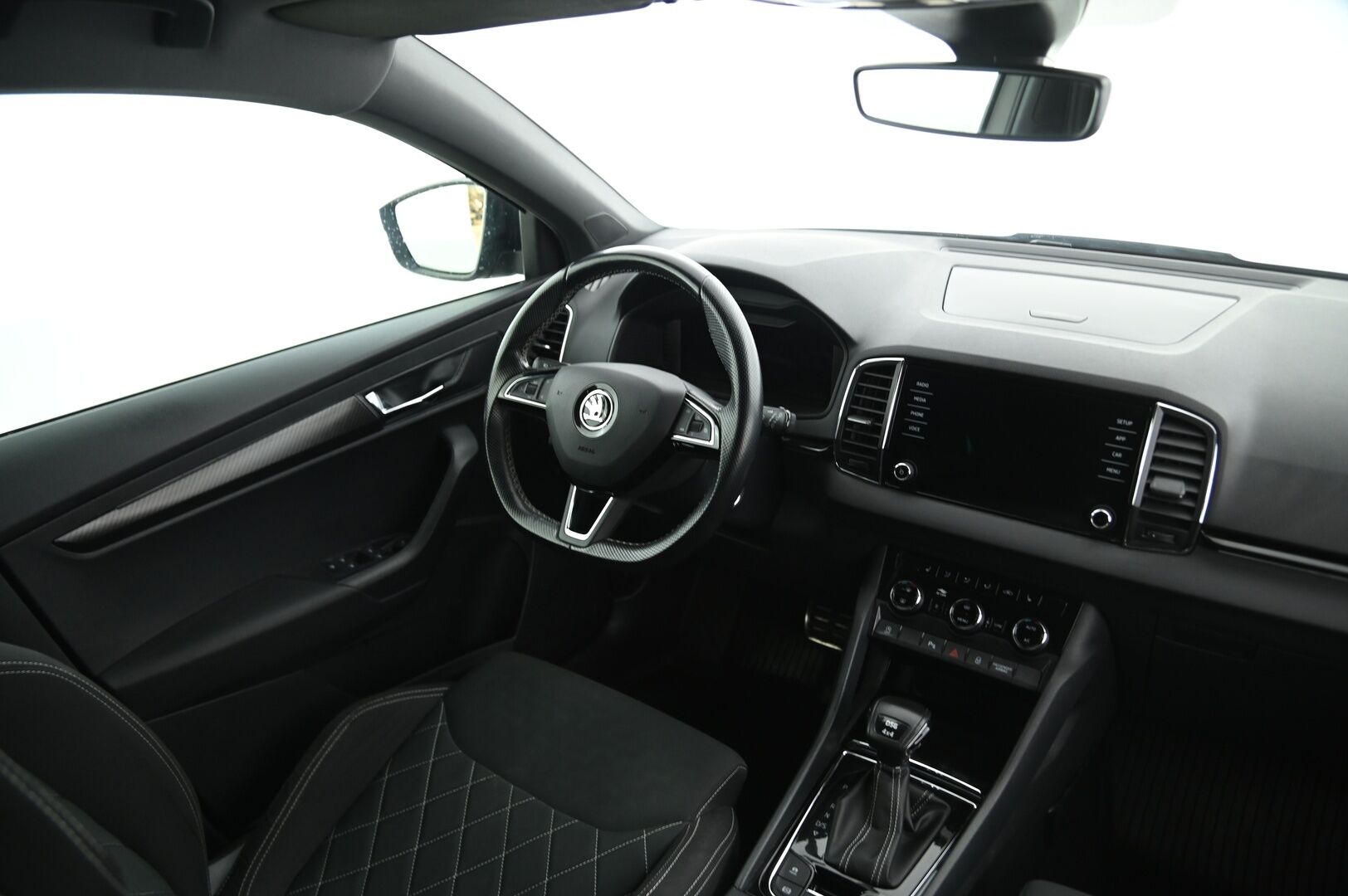 Skoda Karoq 2019 2,0 TSI 4x4 SportLine DSG Autom. **Webasto / ACC / BLIS / Kamera / Koukku / S-Luukku / Sporttipenkit** - Puskurin alle taittuva koukku / SmartLink / Suomiauto