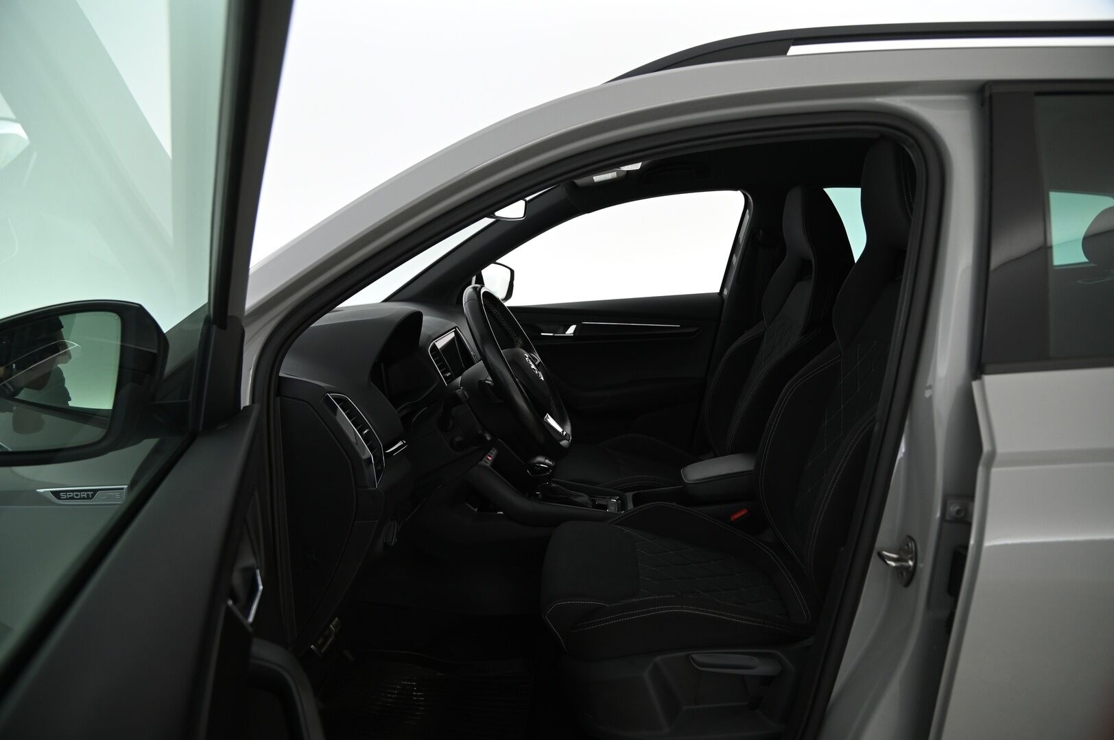 Skoda Karoq 2019 2,0 TSI 4x4 SportLine DSG Autom. **Webasto / ACC / BLIS / Kamera / Koukku / S-Luukku / Sporttipenkit** - Puskurin alle taittuva koukku / SmartLink / Suomiauto