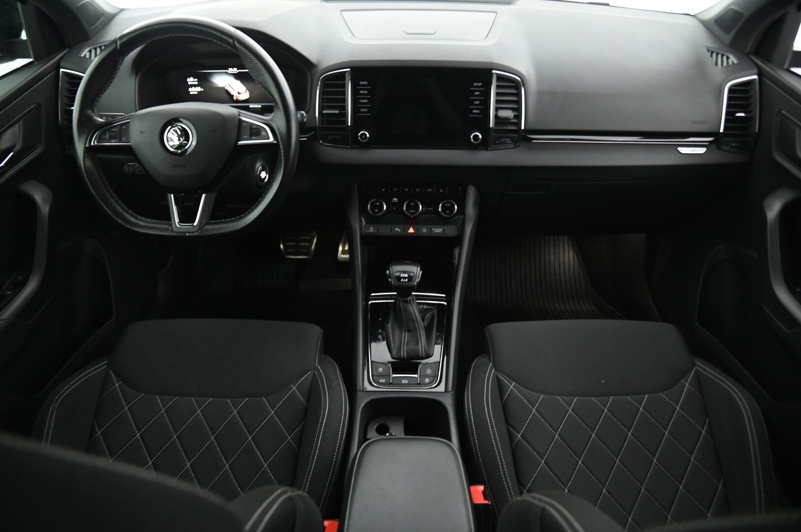 Skoda Karoq 2019 2,0 TSI 4x4 SportLine DSG Autom. **Webasto / ACC / BLIS / Kamera / Koukku / S-Luukku / Sporttipenkit** - Puskurin alle taittuva koukku / SmartLink / Suomiauto