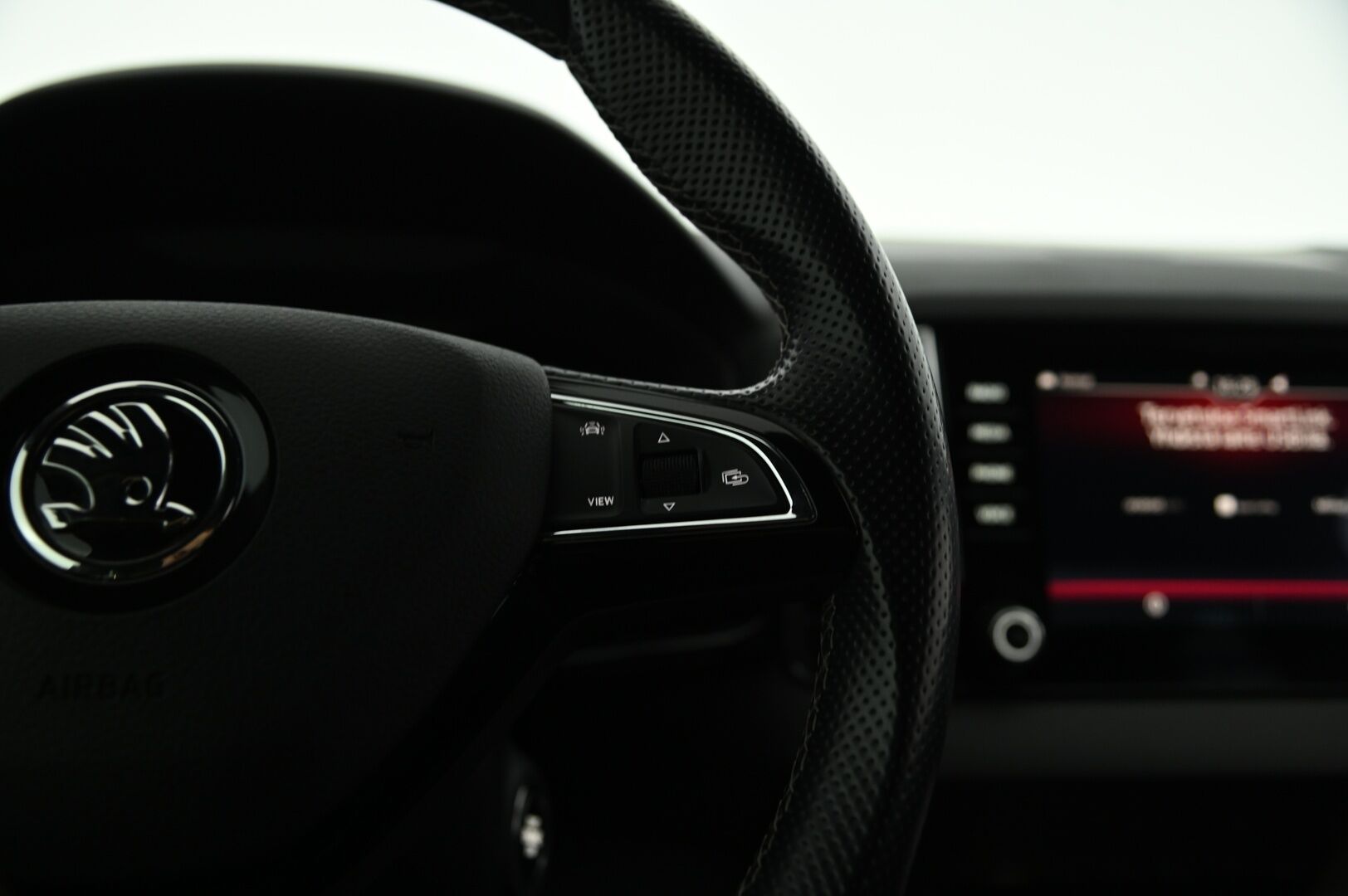 Skoda Karoq 2019 2,0 TSI 4x4 SportLine DSG Autom. **Webasto / ACC / BLIS / Kamera / Koukku / S-Luukku / Sporttipenkit** - Puskurin alle taittuva koukku / SmartLink / Suomiauto