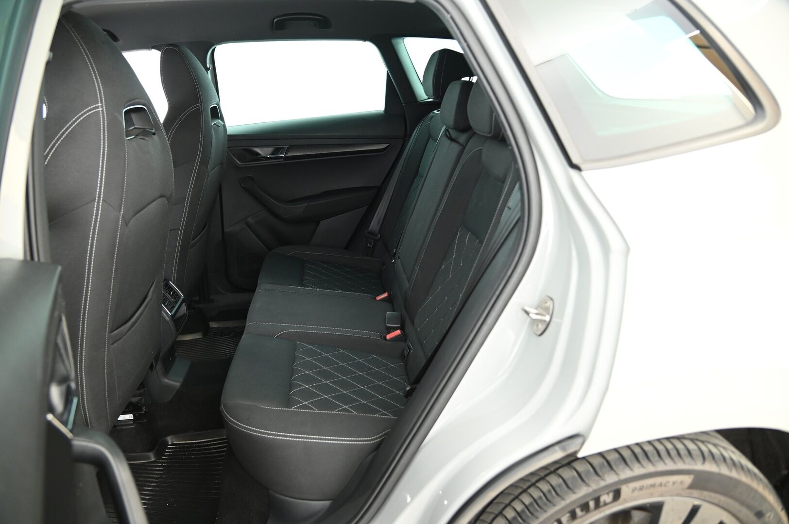 Skoda Karoq 2019 2,0 TSI 4x4 SportLine DSG Autom. **Webasto / ACC / BLIS / Kamera / Koukku / S-Luukku / Sporttipenkit** - Puskurin alle taittuva koukku / SmartLink / Suomiauto
