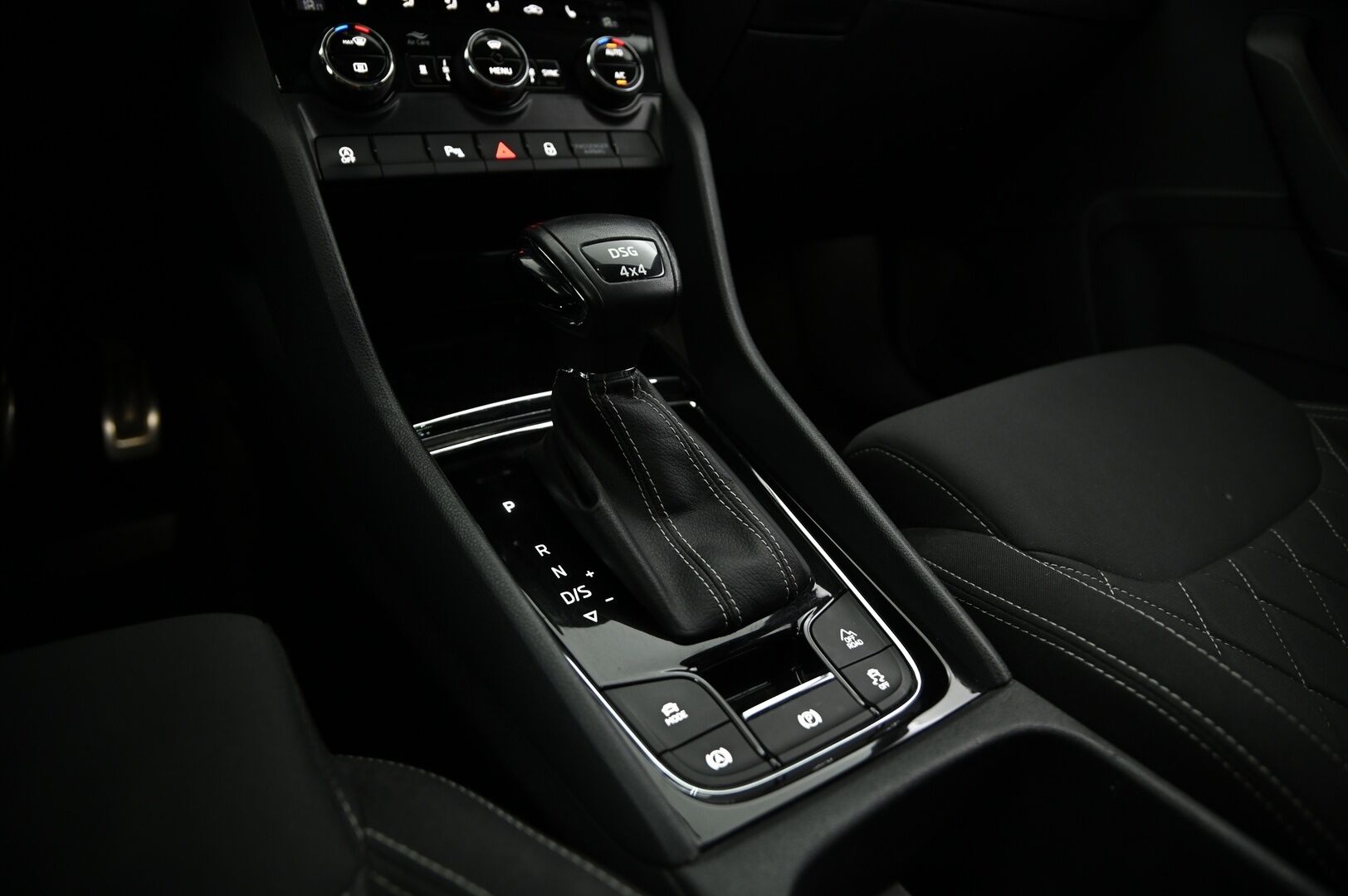 Skoda Karoq 2019 2,0 TSI 4x4 SportLine DSG Autom. **Webasto / ACC / BLIS / Kamera / Koukku / S-Luukku / Sporttipenkit** - Puskurin alle taittuva koukku / SmartLink / Suomiauto