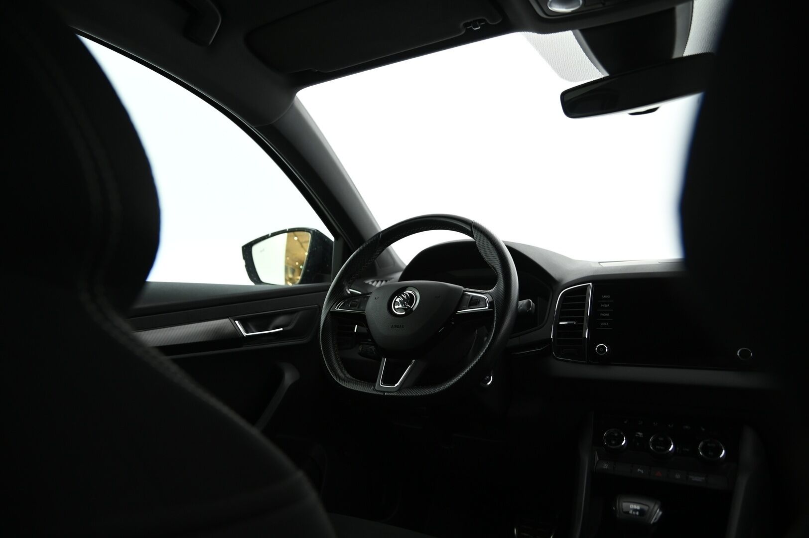 Skoda Karoq 2019 2,0 TSI 4x4 SportLine DSG Autom. **Webasto / ACC / BLIS / Kamera / Koukku / S-Luukku / Sporttipenkit** - Puskurin alle taittuva koukku / SmartLink / Suomiauto