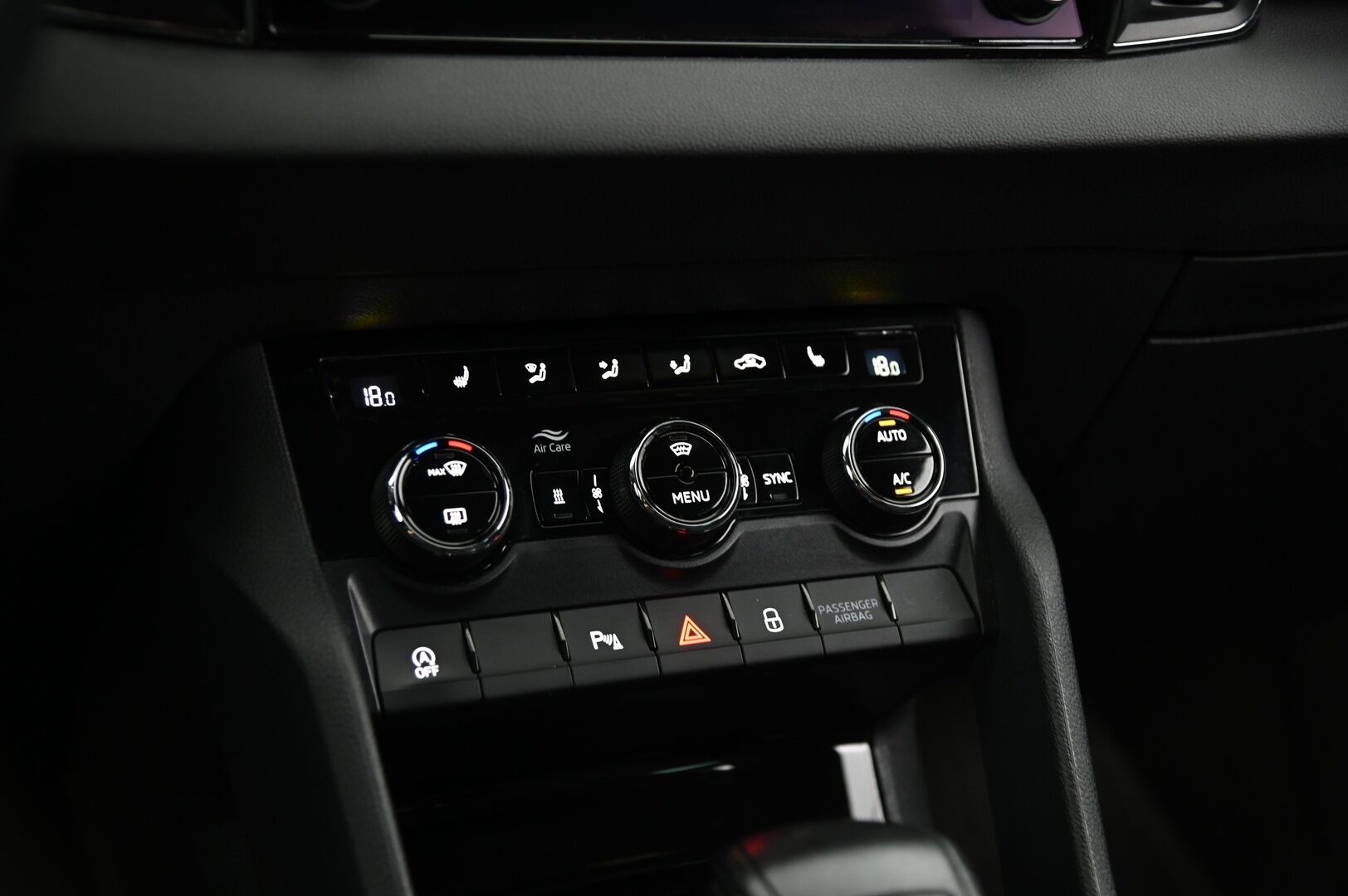 Skoda Karoq 2019 2,0 TSI 4x4 SportLine DSG Autom. **Webasto / ACC / BLIS / Kamera / Koukku / S-Luukku / Sporttipenkit** - Puskurin alle taittuva koukku / SmartLink / Suomiauto