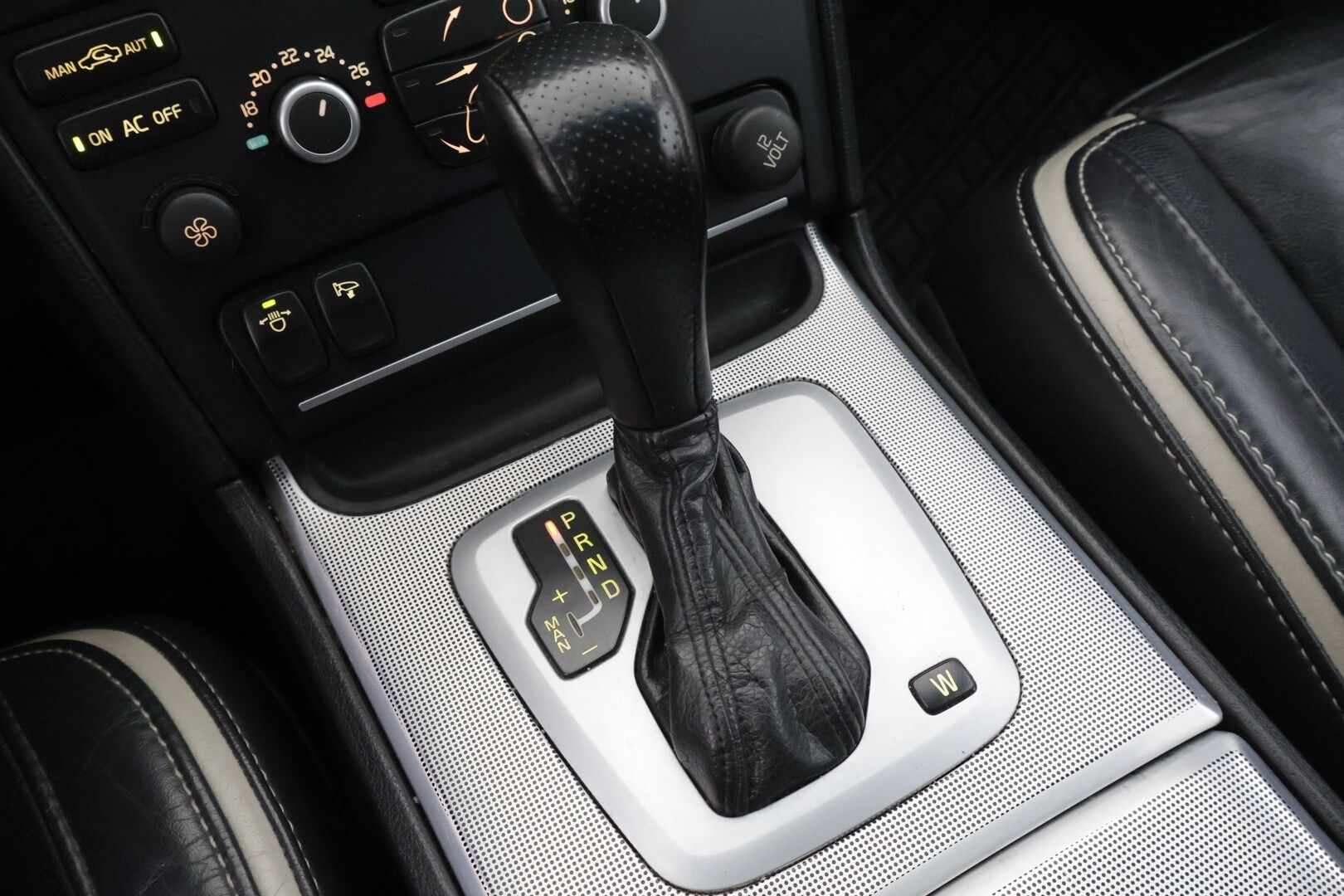 Volvo XC90 2009 D5 AWD R-Design aut *YritysOutlet - Myydään vain yrityksille* - *YritysOutlet - Myydään vain yrityksille* / Kahdet renkaat / Huoltokirja / Muistipenkki / Nahkasisusta / Webasto Ajastimella / Kattoluukku / Dynaudio