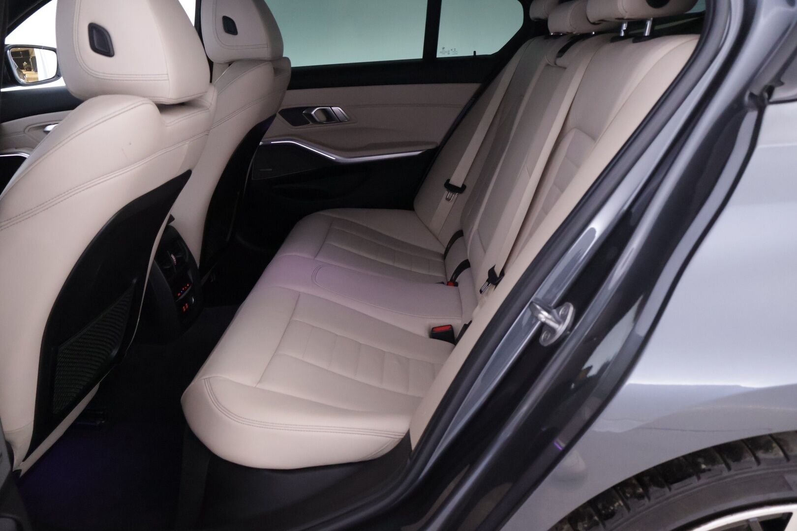 BMW 320 2020 G20 Sedan 320d A xDrive Business Luxury *M-Sport Look / Digimittari / Alcantara kattoverhoilu / Koukku / Ambient / Sporttinahat* - Siistikuntoinen ja hyvin huollettu Suomiauto kaksilla renkailla ja vanteilla! - HULLUT AVAJAISHULINAT KORKOTARJOUS 3,29 %