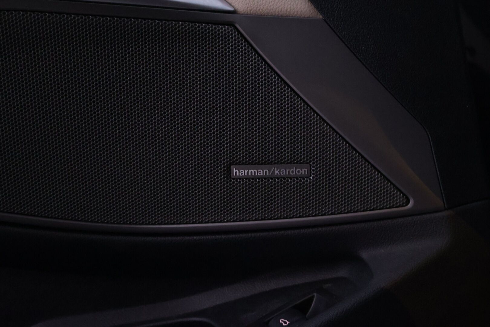 BMW 320 2020 G20 Sedan 320d A xDrive Business Luxury *M-Sport Look / Digimittari / Alcantara kattoverhoilu / Koukku / Ambient / Sporttinahat* - Siistikuntoinen ja hyvin huollettu Suomiauto kaksilla renkailla ja vanteilla! - HULLUT AVAJAISHULINAT KORKOTARJOUS 3,29 %