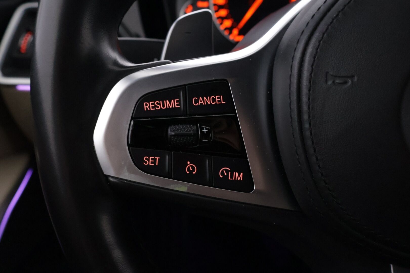 BMW 320 2020 G20 Sedan 320d A xDrive Business Luxury *M-Sport Look / Digimittari / Alcantara kattoverhoilu / Koukku / Ambient / Sporttinahat* - Siistikuntoinen ja hyvin huollettu Suomiauto kaksilla renkailla ja vanteilla! - HULLUT AVAJAISHULINAT KORKOTARJOUS 3,29 %