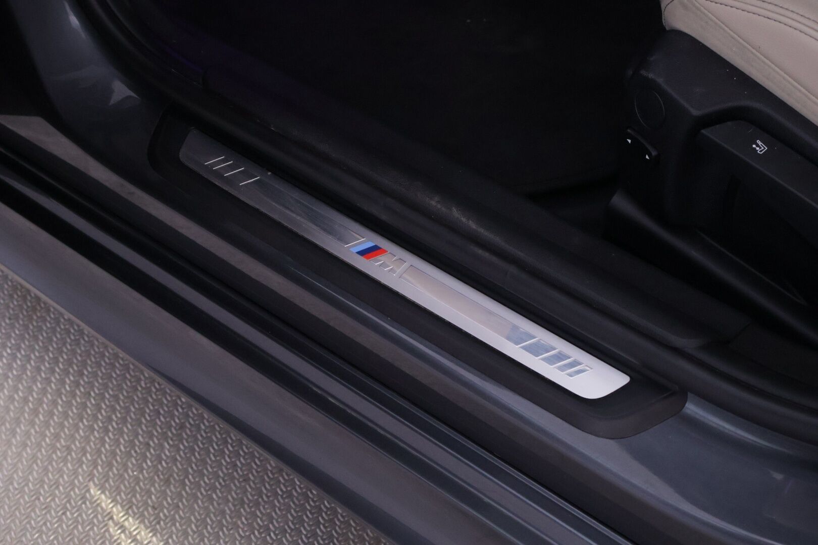 BMW 320 2020 G20 Sedan 320d A xDrive Business Luxury *M-Sport Look / Digimittari / Alcantara kattoverhoilu / Koukku / Ambient / Sporttinahat* - Siistikuntoinen ja hyvin huollettu Suomiauto kaksilla renkailla ja vanteilla! - HULLUT AVAJAISHULINAT KORKOTARJOUS 3,29 %