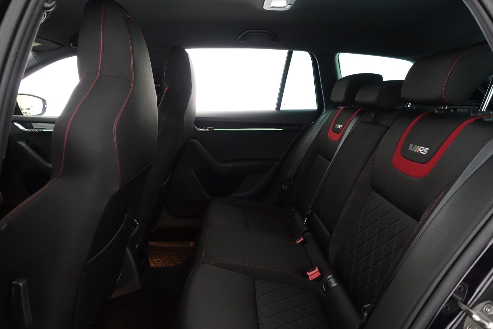 Skoda Octavia 2019 Combi 2,0 TSI RS BusinessLine DSG Autom. -  ACC | Webasto | Canton | Digimittaristo | P.Kamera | Keyless | Navi | Lämm. Ratti & Tuulilasi | SmartLink | LED | BLIS | Suomi-auto | 2X Renkaat & Vanteet |