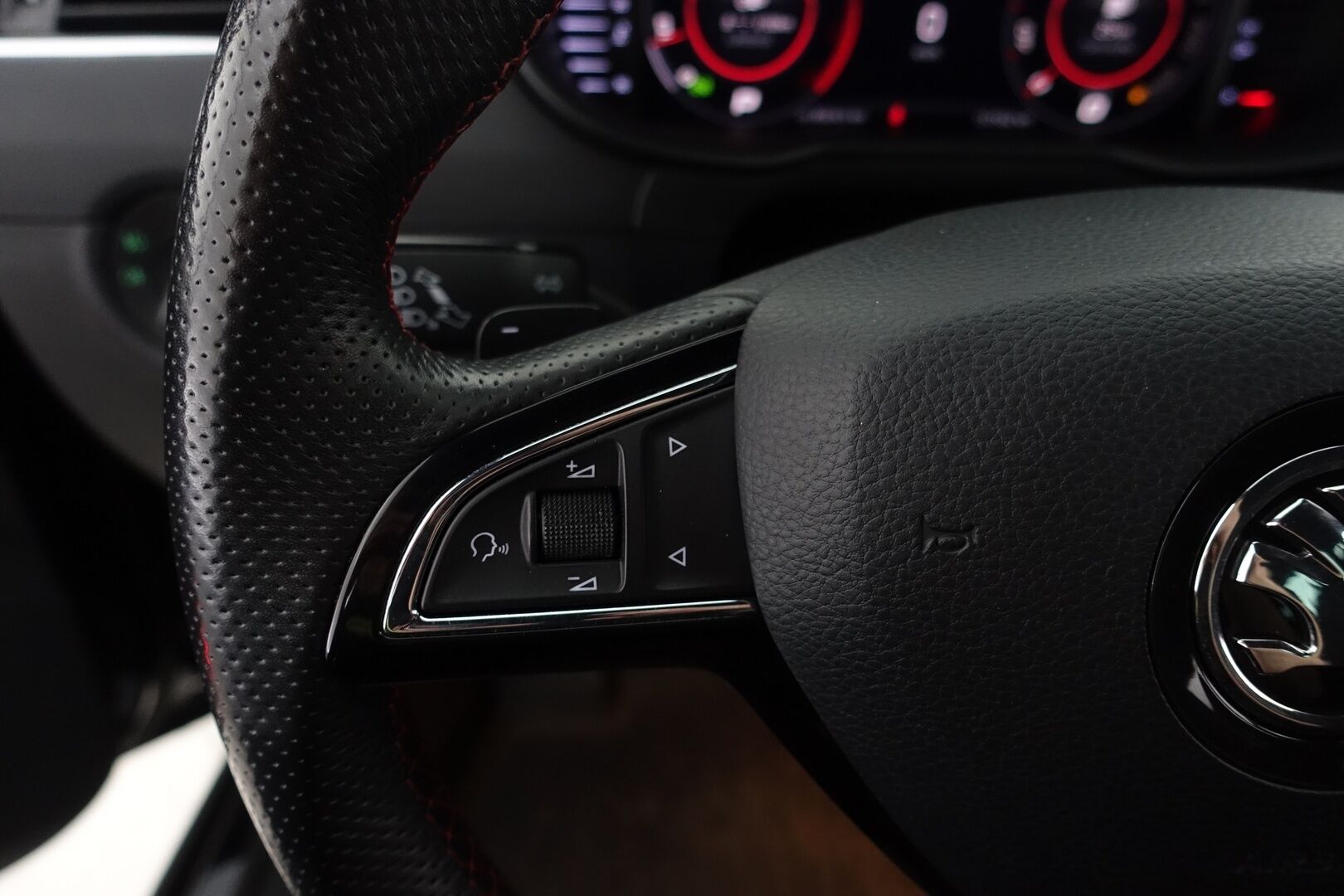 Skoda Octavia 2019 Combi 2,0 TSI RS BusinessLine DSG Autom. -  ACC | Webasto | Canton | Digimittaristo | P.Kamera | Keyless | Navi | Lämm. Ratti & Tuulilasi | SmartLink | LED | BLIS | Suomi-auto | 2X Renkaat & Vanteet |