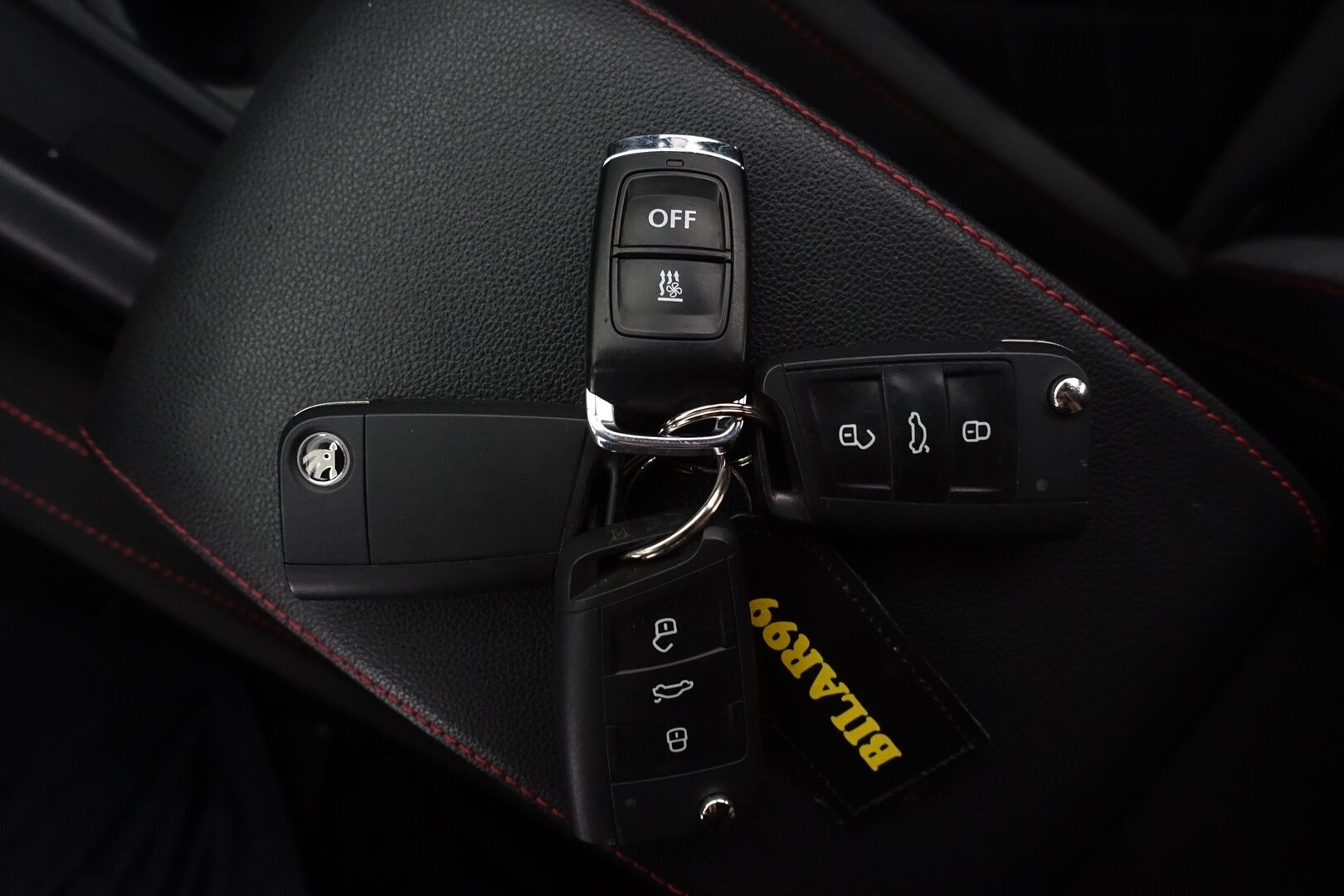 Skoda Octavia 2019 Combi 2,0 TSI RS BusinessLine DSG Autom. -  ACC | Webasto | Canton | Digimittaristo | P.Kamera | Keyless | Navi | Lämm. Ratti & Tuulilasi | SmartLink | LED | BLIS | Suomi-auto | 2X Renkaat & Vanteet |