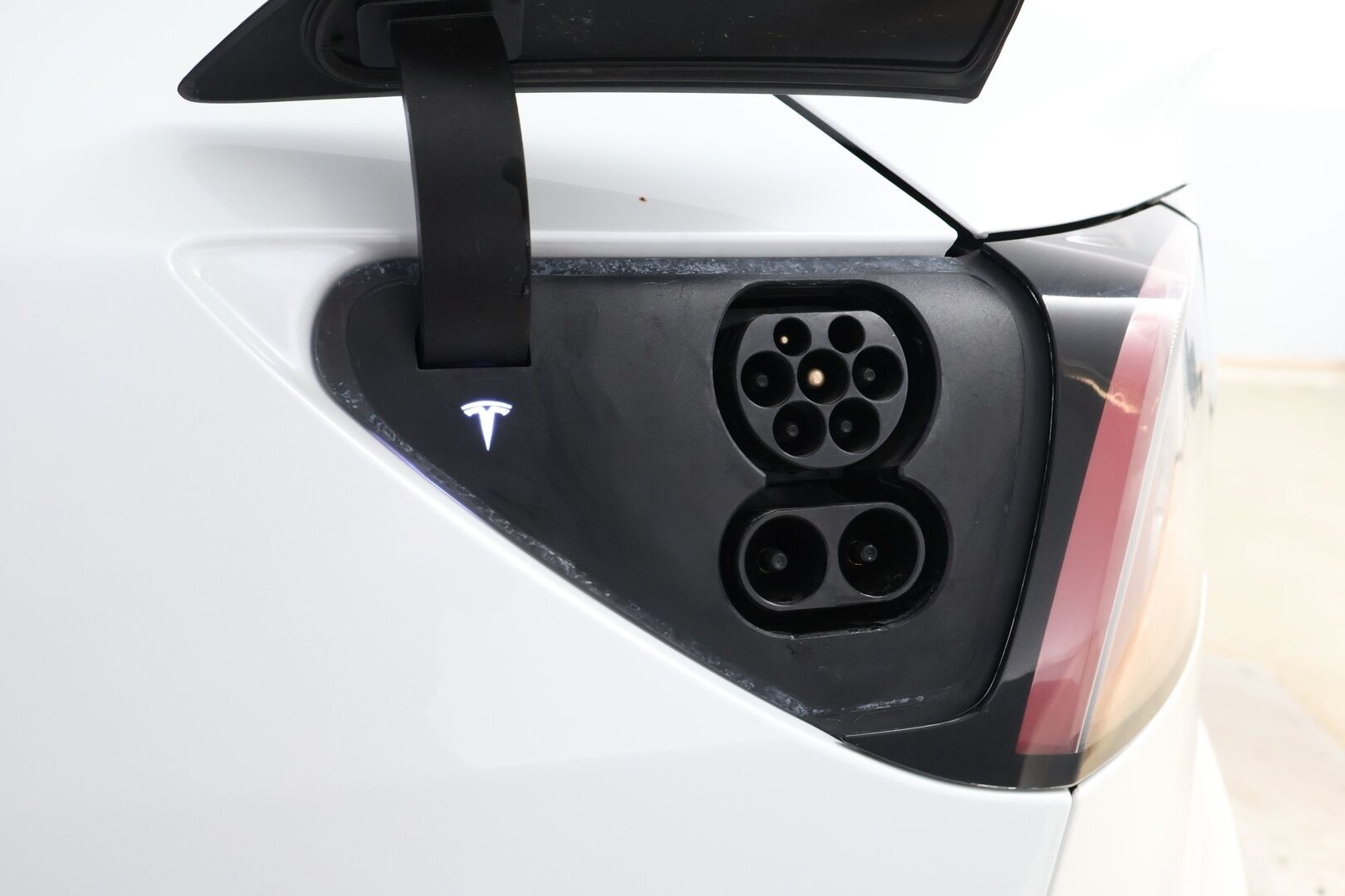 Tesla Model 3 2019 Long Range Dual Motor AWD * Vetokoukku / Lasikatto / Nahkasisusta / Sähköpenkit / ACC / BLIS / Peruutuskamera - 2x Renkaat alkuperäisvantein / Akku kuntotarkastettu / Juuri tullut Tampereelle! - HULLU BLACKWEEK KORKOTARJOUS 2,49%